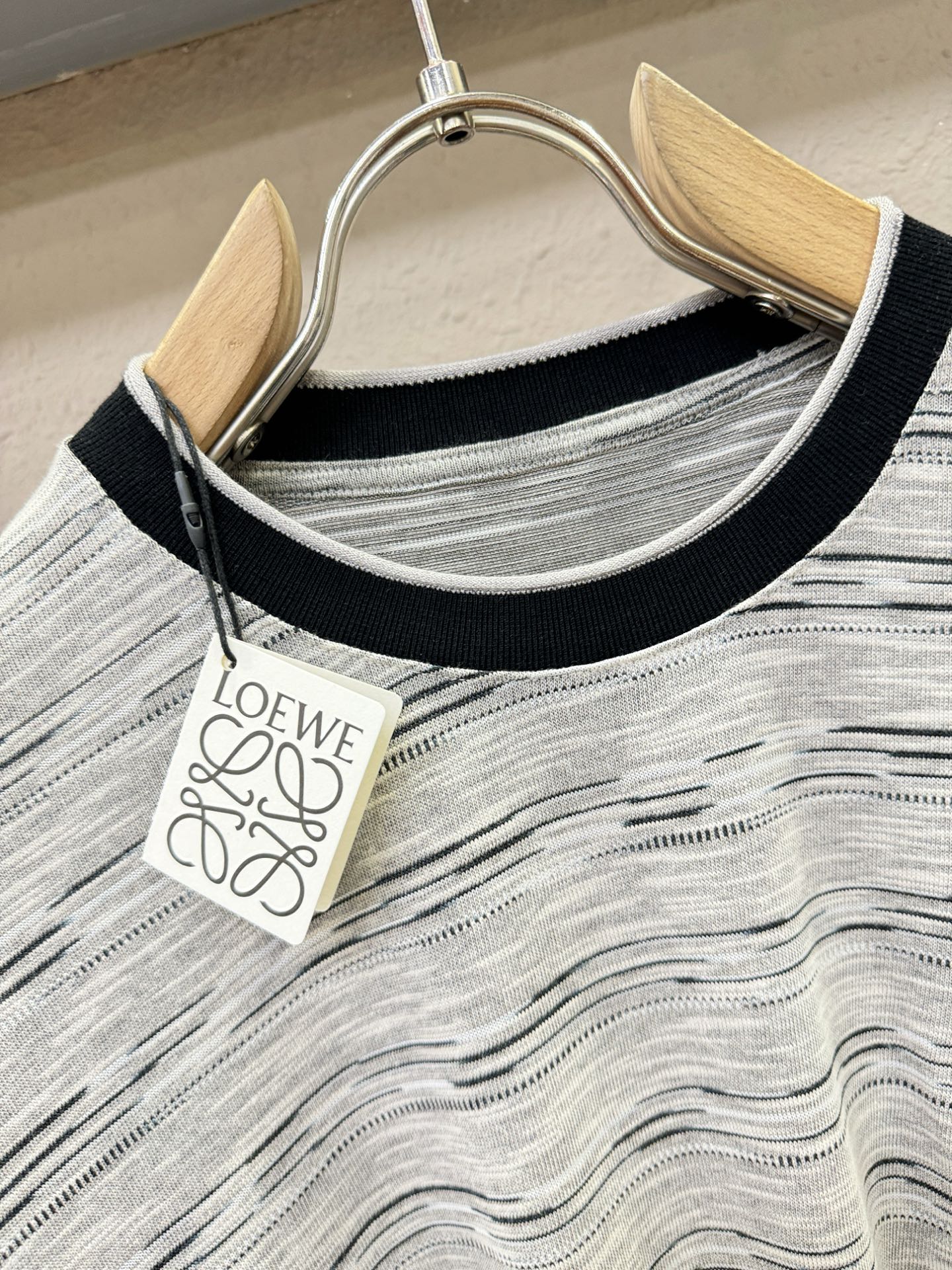 LOEWE罗意威 2026ss春夏新品 长袖T恤，经典Logo设计，百搭款 官网同步发售 定制面料，柔软