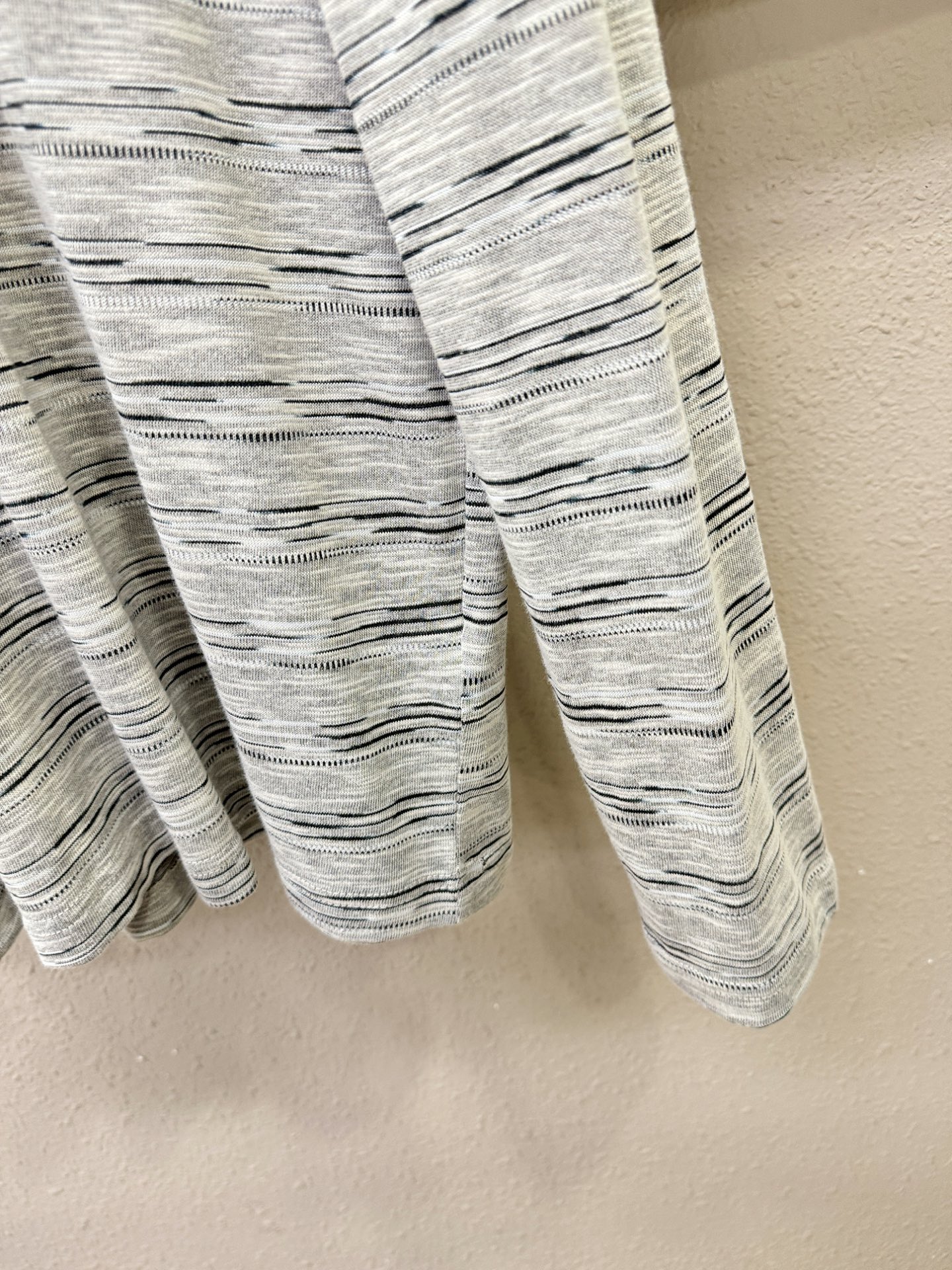 LOEWE罗意威 2026ss春夏新品 长袖T恤，经典Logo设计，百搭款 官网同步发售 定制面料，柔软