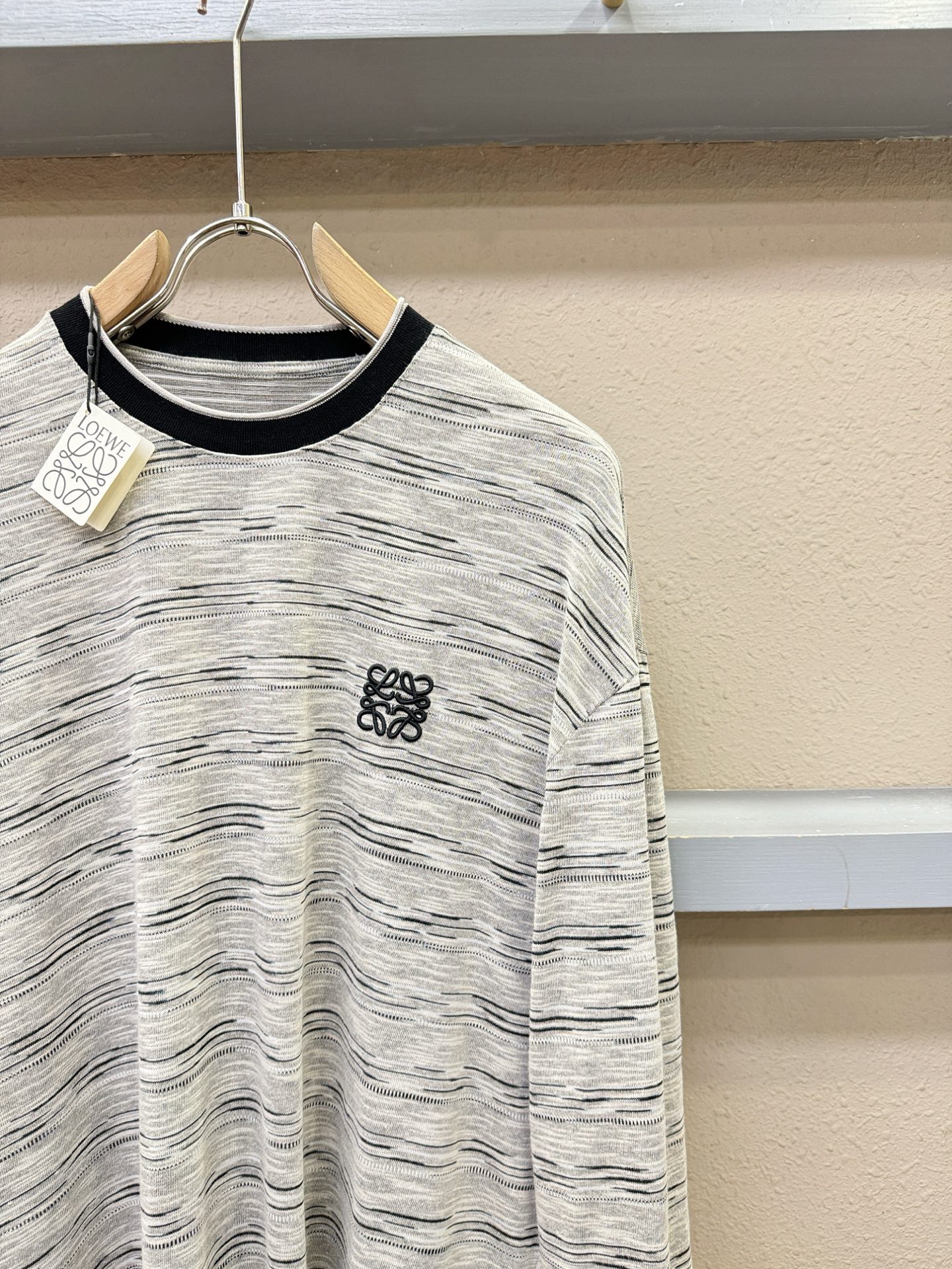 LOEWE罗意威 2026ss春夏新品 长袖T恤，经典Logo设计，百搭款 官网同步发售 定制面料，柔软