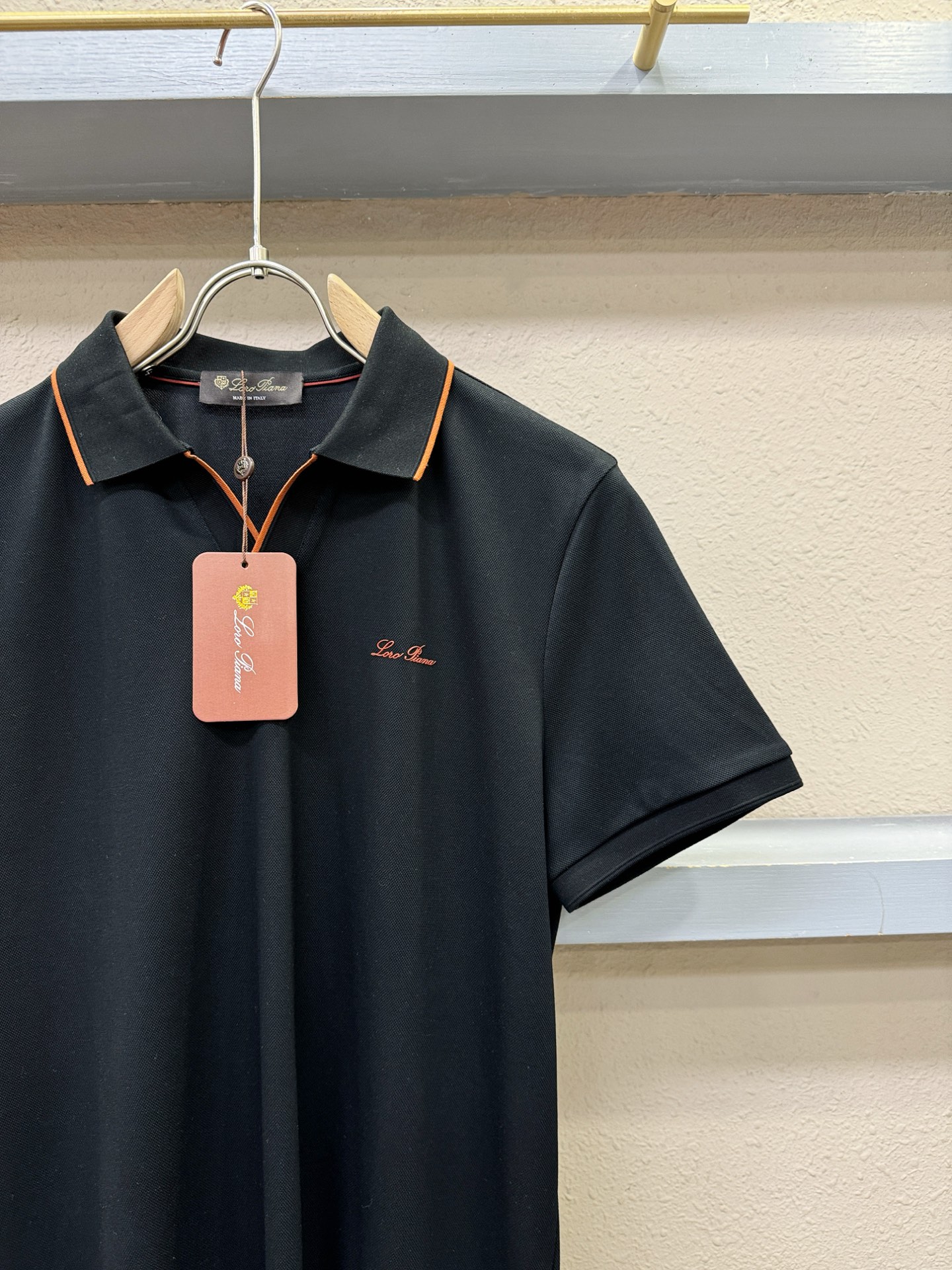 loro Piana诺悠翩雅 2026春夏新款首发专柜最新款翻领短袖，100%双丝光珠地棉面料，高端订制