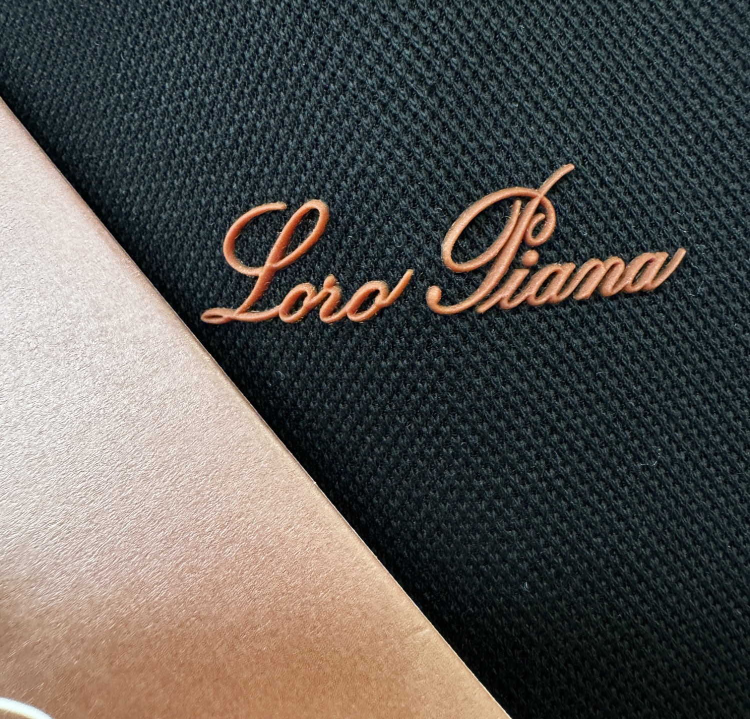 loro Piana诺悠翩雅 2026春夏新款首发专柜最新款翻领短袖，100%双丝光珠地棉面料，高端订制