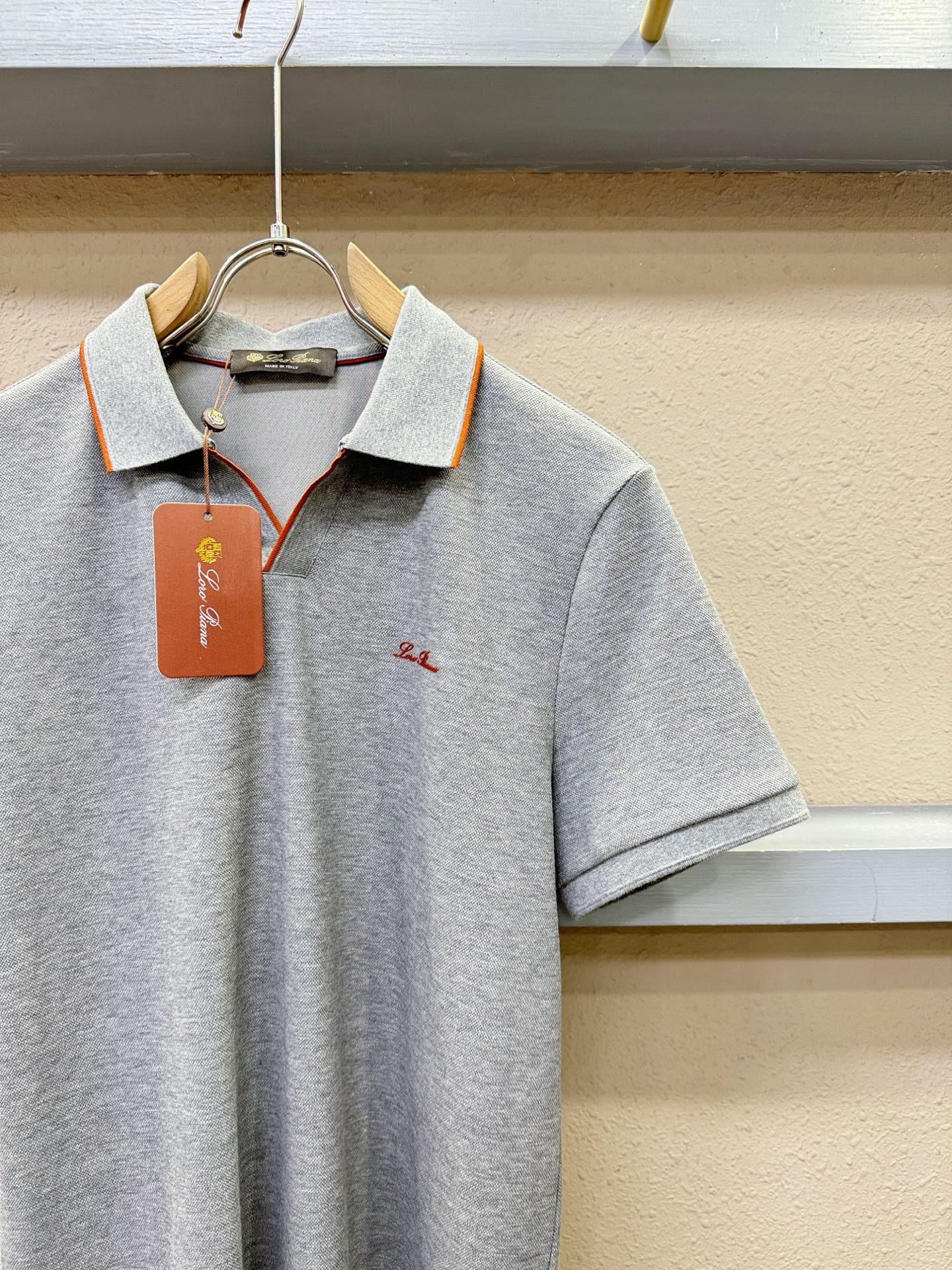 loro Piana诺悠翩雅 2026春夏新款首发专柜最新款翻领短袖，100%双丝光珠地棉面料，高端订制