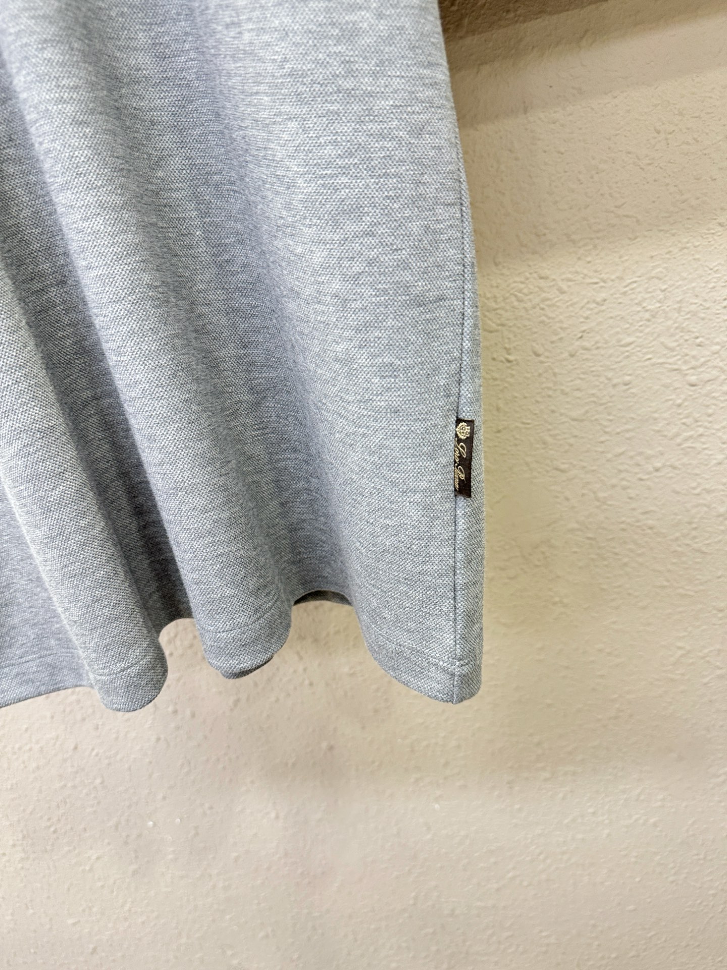 loro Piana诺悠翩雅 2026春夏新款首发专柜最新款翻领短袖，100%双丝光珠地棉面料，高端订制