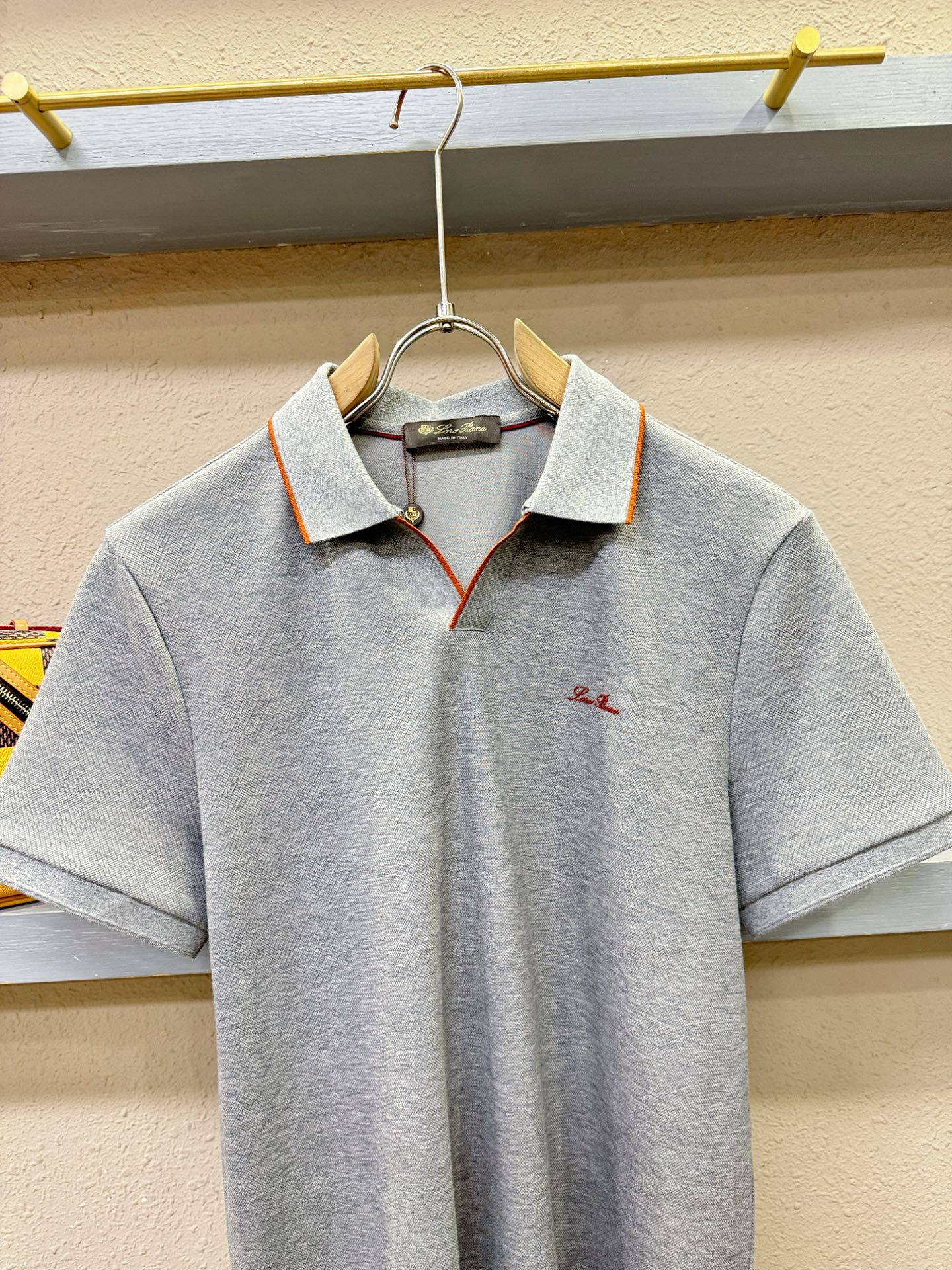 loro Piana诺悠翩雅 2026春夏新款首发专柜最新款翻领短袖，100%双丝光珠地棉面料，高端订制