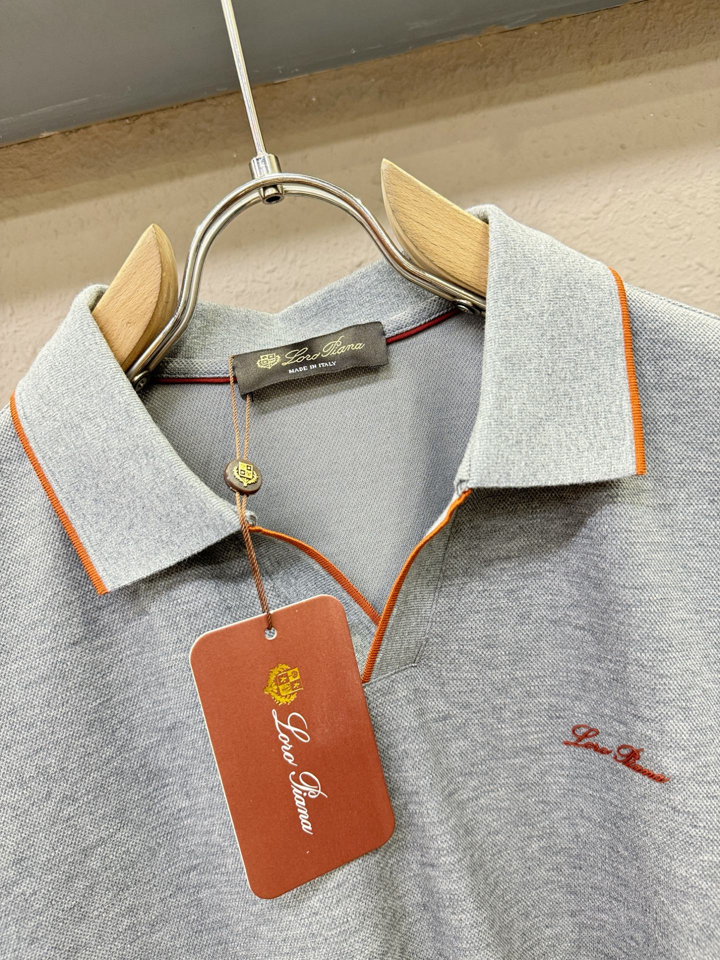 loro Piana诺悠翩雅 2026春夏新款首发专柜最新款翻领短袖，100%双丝光珠地棉面料，高端订制