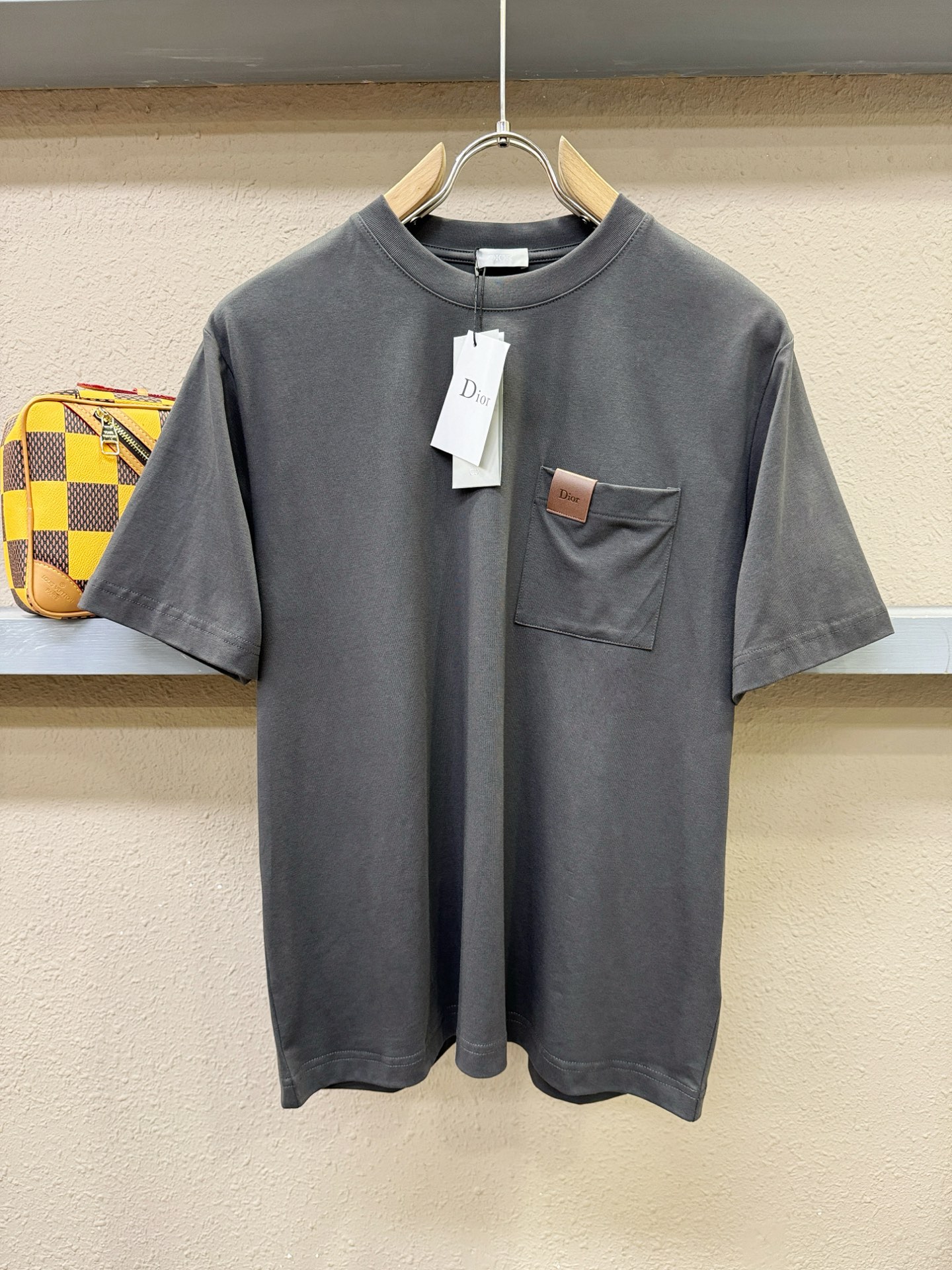 Dior迪奥2026新款短袖T恤！男女同款！走秀图案时尚休闲短袖T恤衫！设计logo设计！极具设计精选客