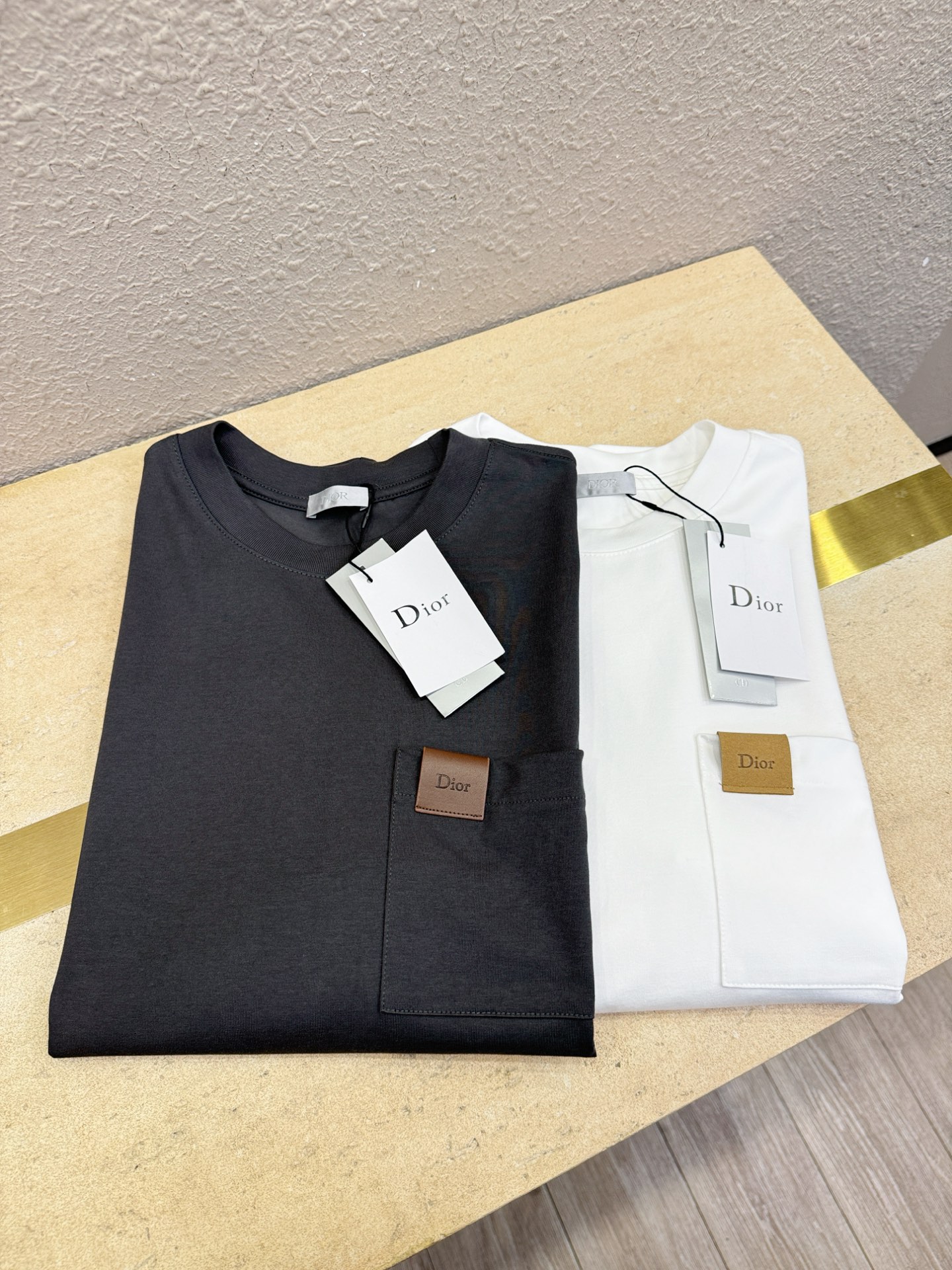 Dior迪奥2026新款短袖T恤！男女同款！走秀图案时尚休闲短袖T恤衫！设计logo设计！极具设计精选客