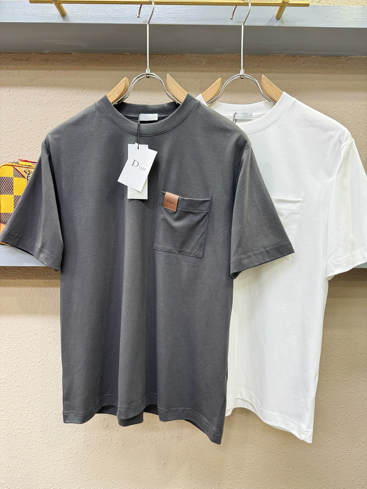 Dior迪奥2026新款短袖T恤！男女同款！走秀图案时尚休闲短袖T恤衫！设计logo设计！极具设计精选客