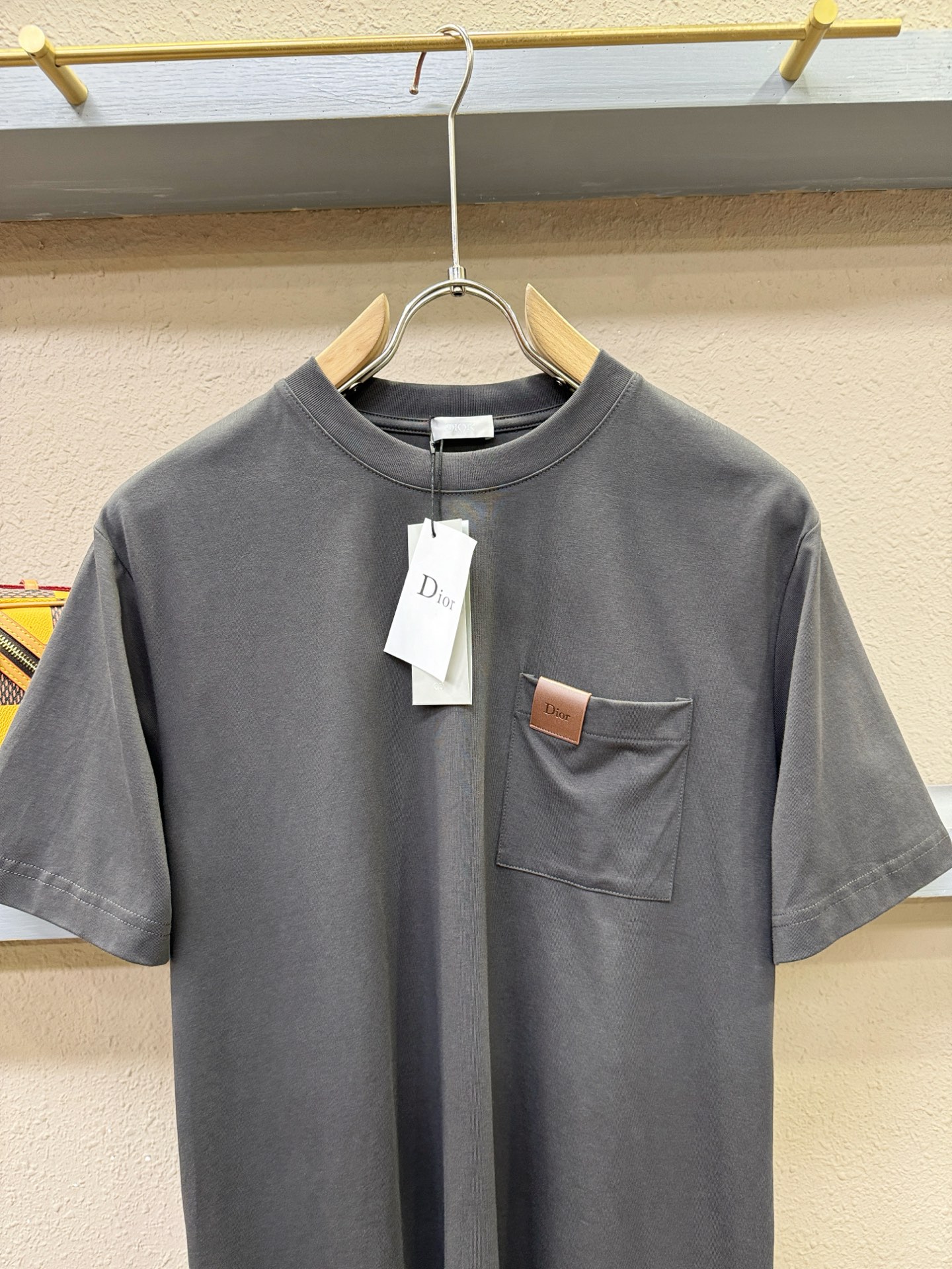 Dior迪奥2026新款短袖T恤！男女同款！走秀图案时尚休闲短袖T恤衫！设计logo设计！极具设计精选客