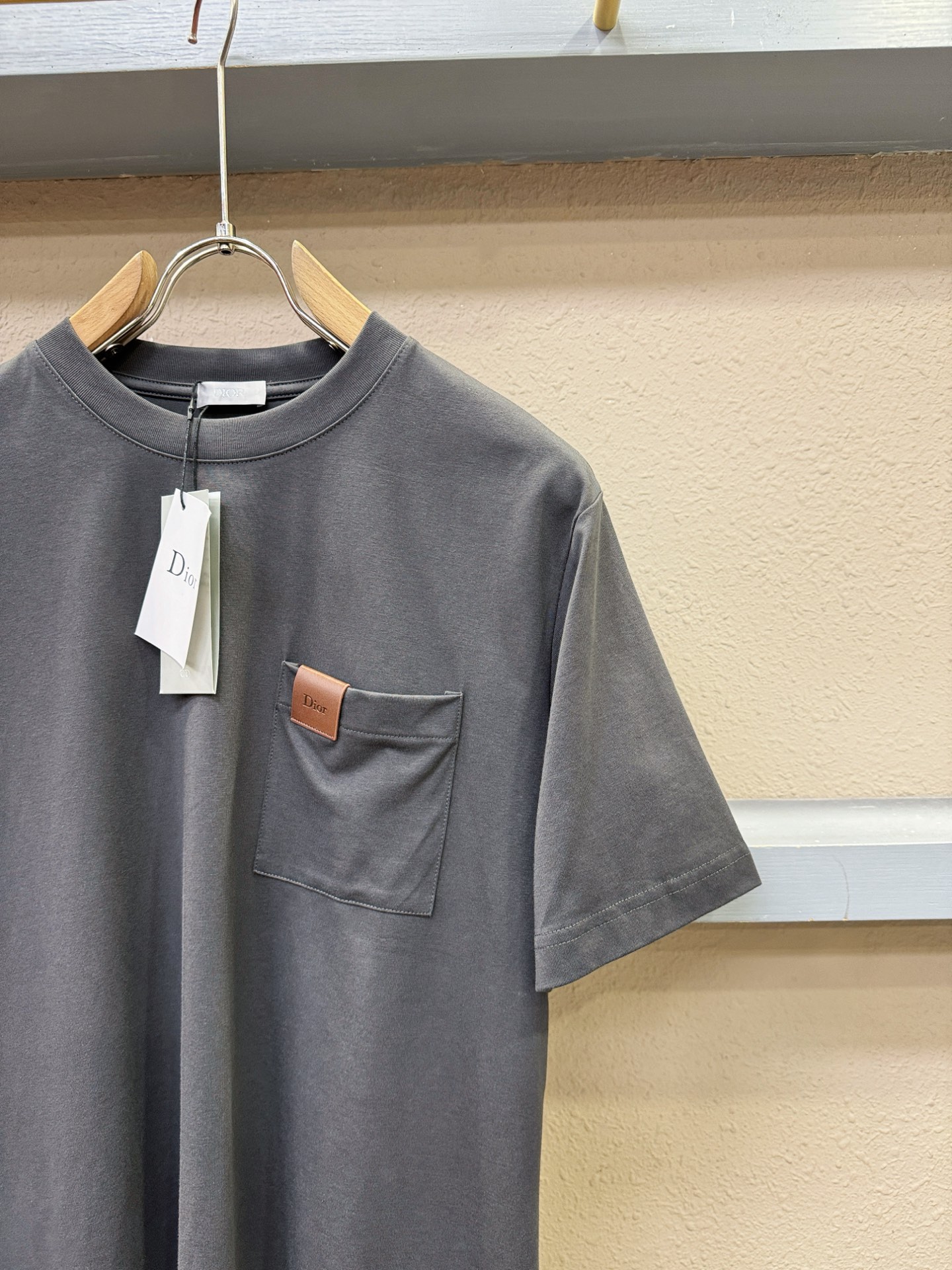 Dior迪奥2026新款短袖T恤！男女同款！走秀图案时尚休闲短袖T恤衫！设计logo设计！极具设计精选客