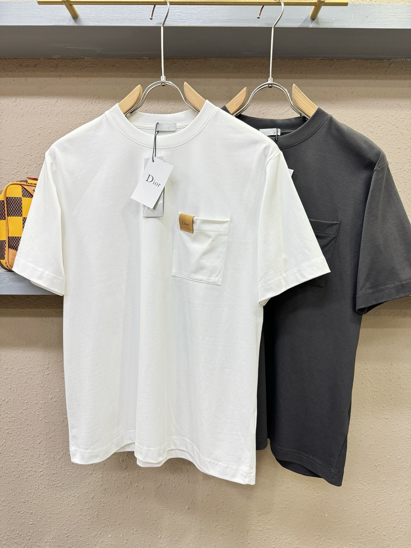 Dior迪奥2026新款短袖T恤！男女同款！走秀图案时尚休闲短袖T恤衫！设计logo设计！极具设计精选客