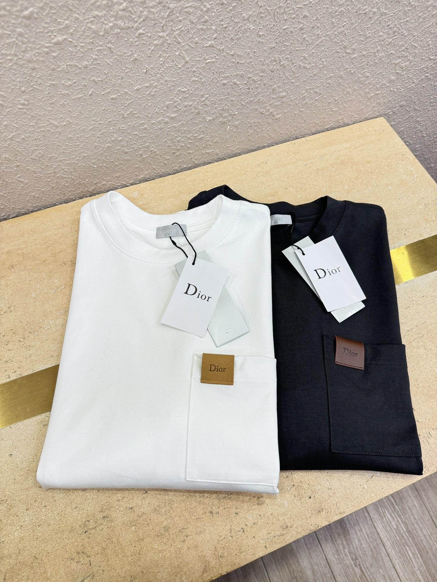 Dior迪奥2026新款短袖T恤！男女同款！走秀图案时尚休闲短袖T恤衫！设计logo设计！极具设计精选客