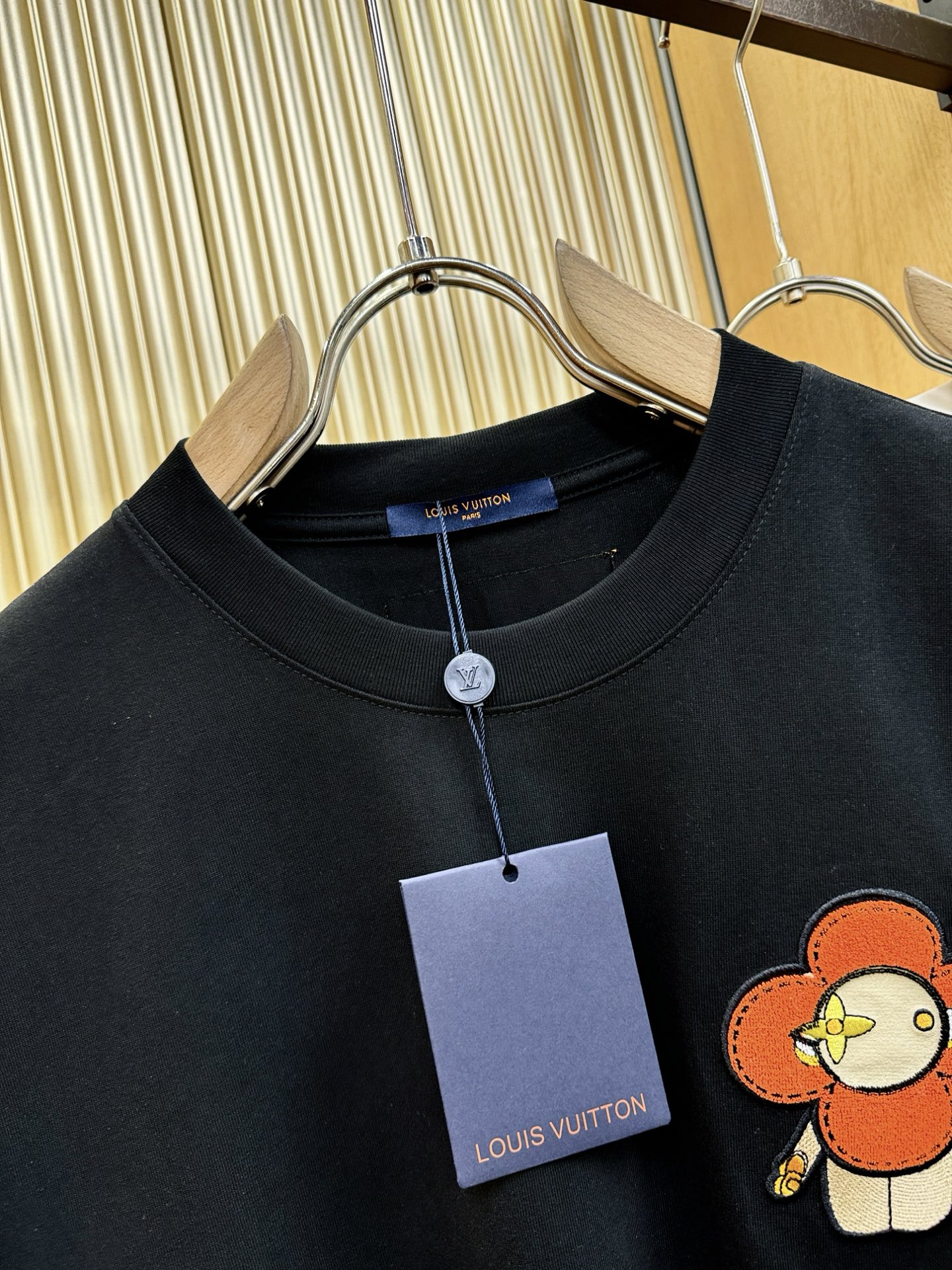 LV路易威登 2026新款短袖T恤！男女同款！走秀图案时尚休闲短袖T恤衫！设计logo设计！极具设计精选