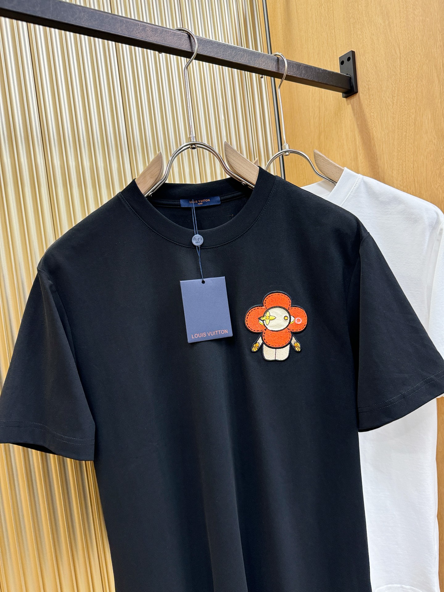 LV路易威登 2026新款短袖T恤！男女同款！走秀图案时尚休闲短袖T恤衫！设计logo设计！极具设计精选