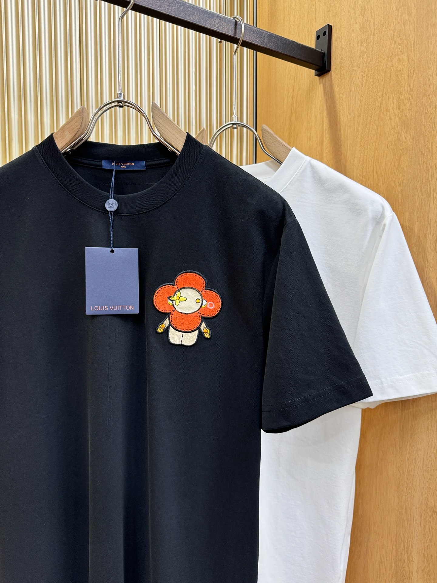 LV路易威登 2026新款短袖T恤！男女同款！走秀图案时尚休闲短袖T恤衫！设计logo设计！极具设计精选