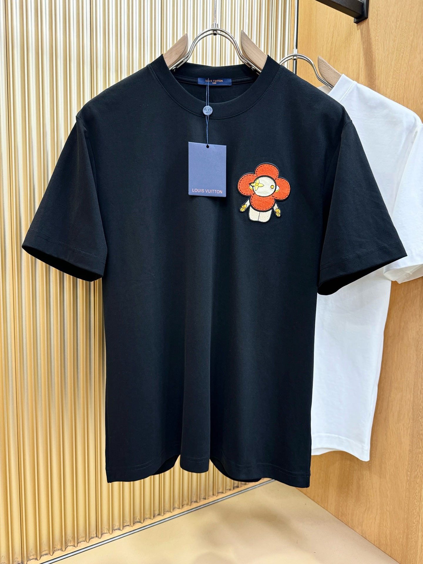 LV路易威登 2026新款短袖T恤！男女同款！走秀图案时尚休闲短袖T恤衫！设计logo设计！极具设计精选
