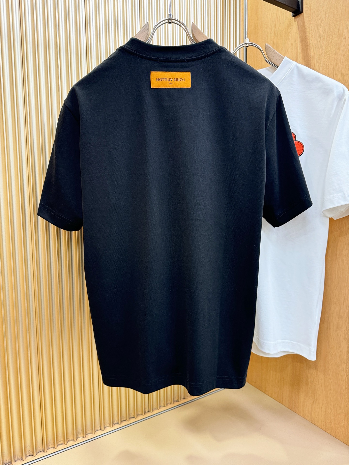 LV路易威登 2026新款短袖T恤！男女同款！走秀图案时尚休闲短袖T恤衫！设计logo设计！极具设计精选