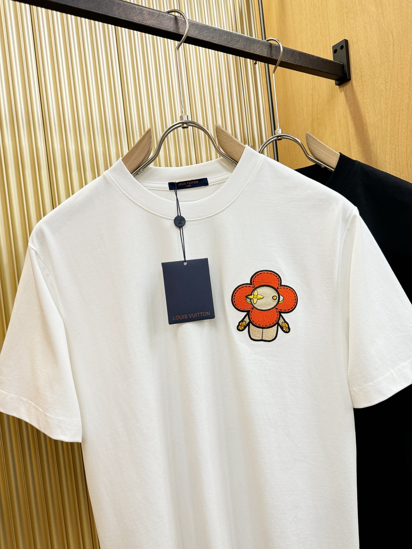 LV路易威登 2026新款短袖T恤！男女同款！走秀图案时尚休闲短袖T恤衫！设计logo设计！极具设计精选