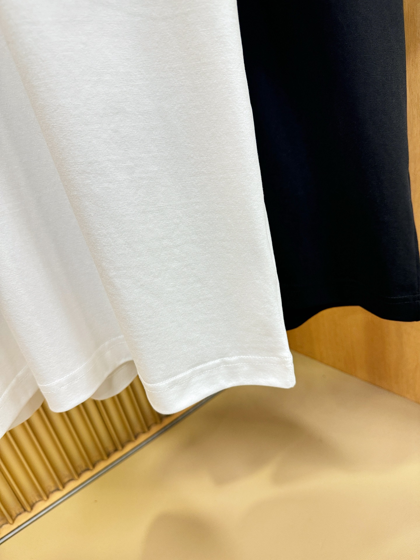 LV路易威登 2026新款短袖T恤！男女同款！走秀图案时尚休闲短袖T恤衫！设计logo设计！极具设计精选