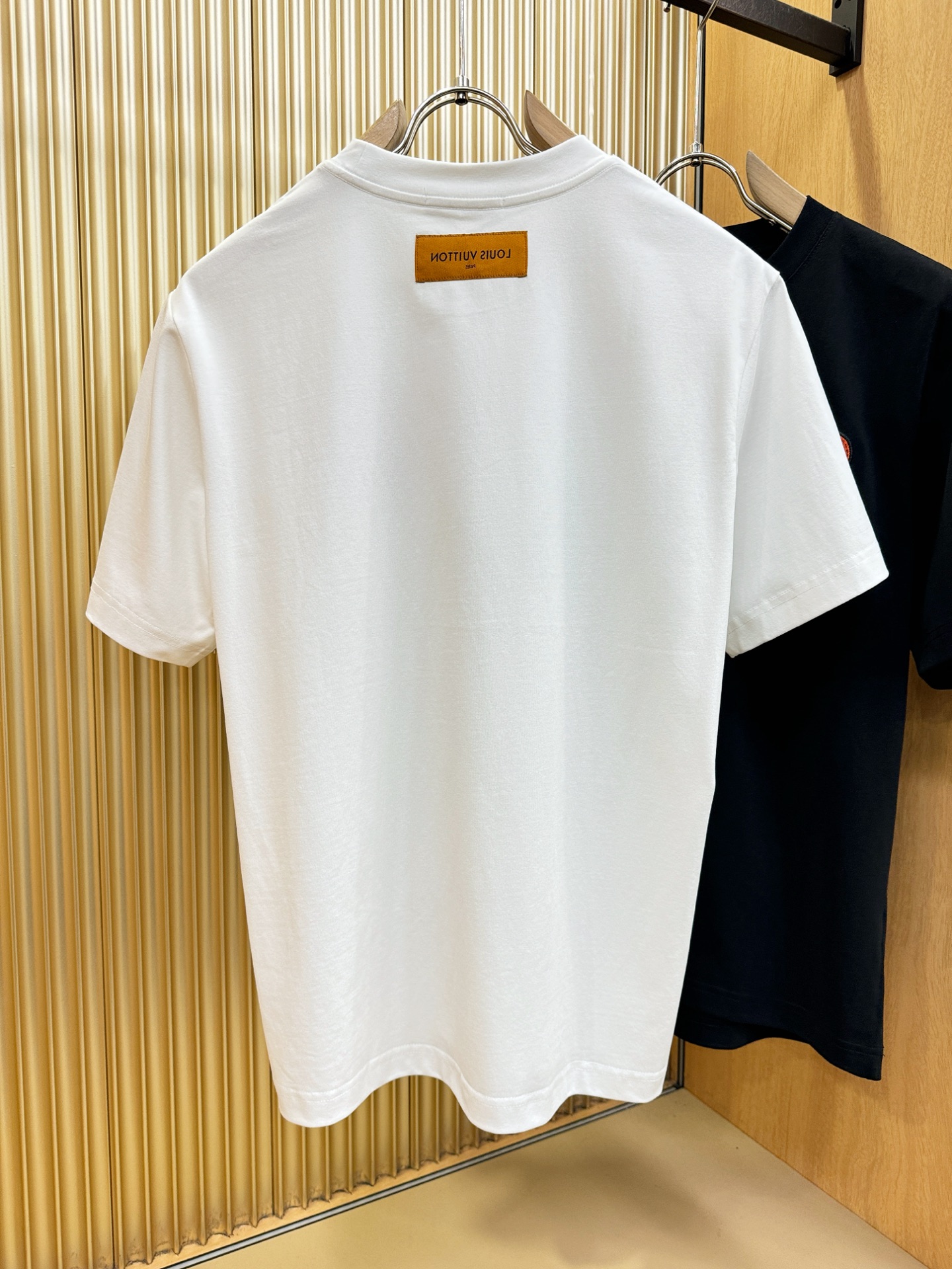 LV路易威登 2026新款短袖T恤！男女同款！走秀图案时尚休闲短袖T恤衫！设计logo设计！极具设计精选