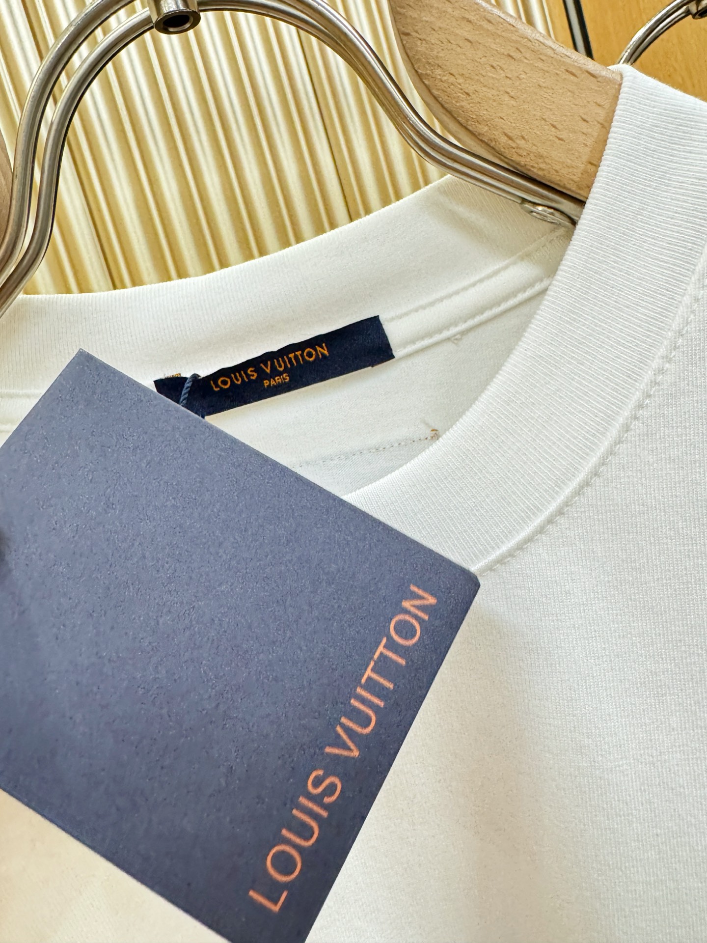 LV路易威登 2026新款短袖T恤！男女同款！走秀图案时尚休闲短袖T恤衫！设计logo设计！极具设计精选