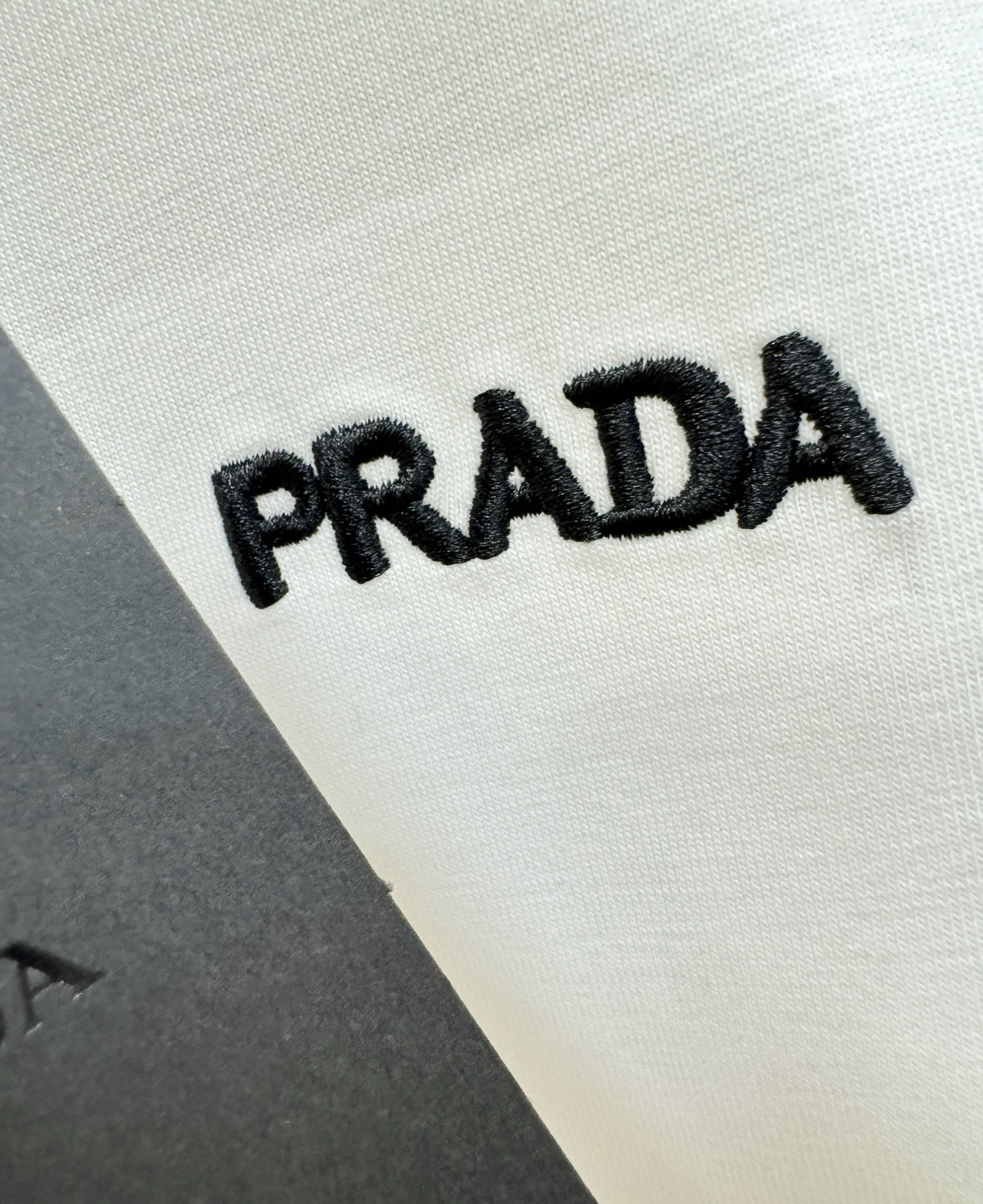 PRADA普拉达 2026新款短袖T恤！男女同款！走秀图案时尚休闲短袖T恤衫！设计logo设计！极具设计