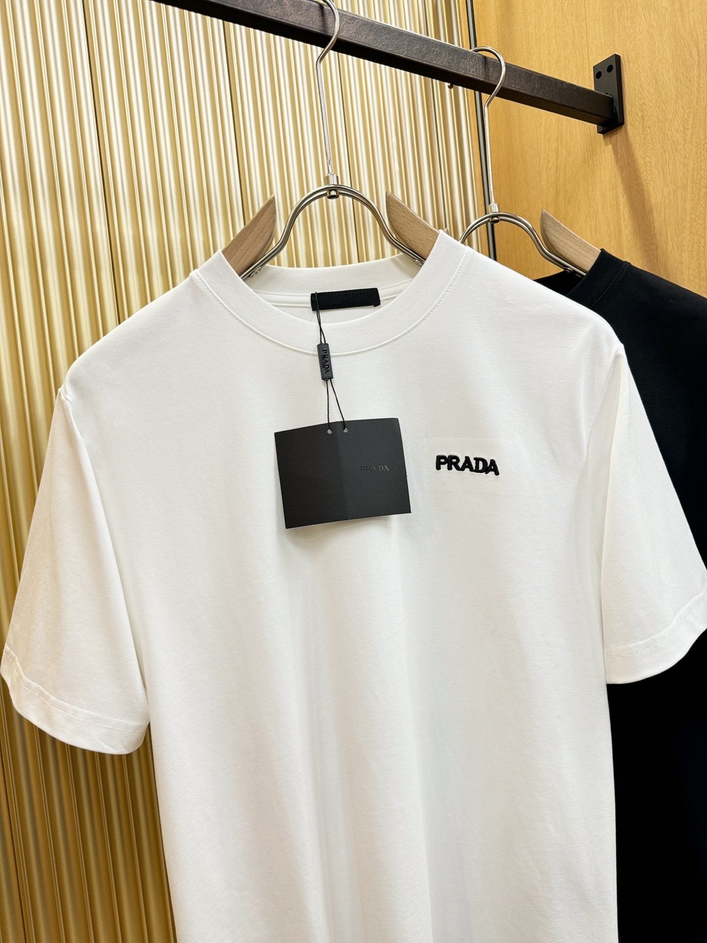 PRADA普拉达 2026新款短袖T恤！男女同款！走秀图案时尚休闲短袖T恤衫！设计logo设计！极具设计