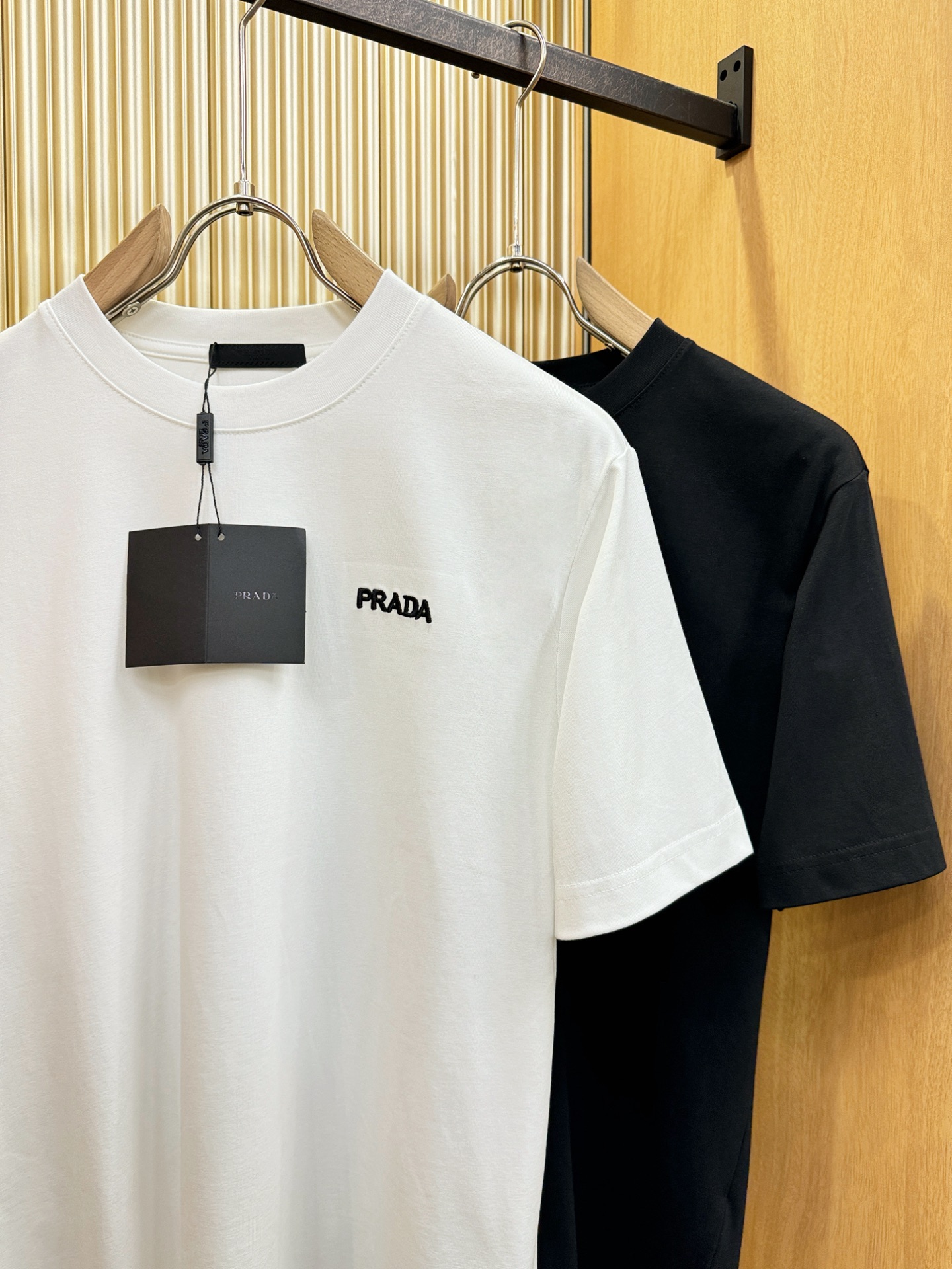 PRADA普拉达 2026新款短袖T恤！男女同款！走秀图案时尚休闲短袖T恤衫！设计logo设计！极具设计