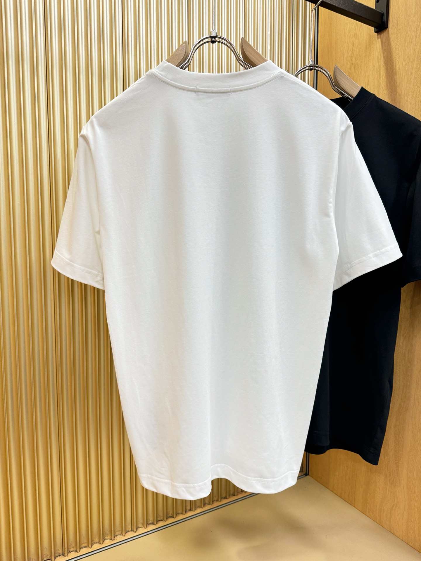 PRADA普拉达 2026新款短袖T恤！男女同款！走秀图案时尚休闲短袖T恤衫！设计logo设计！极具设计