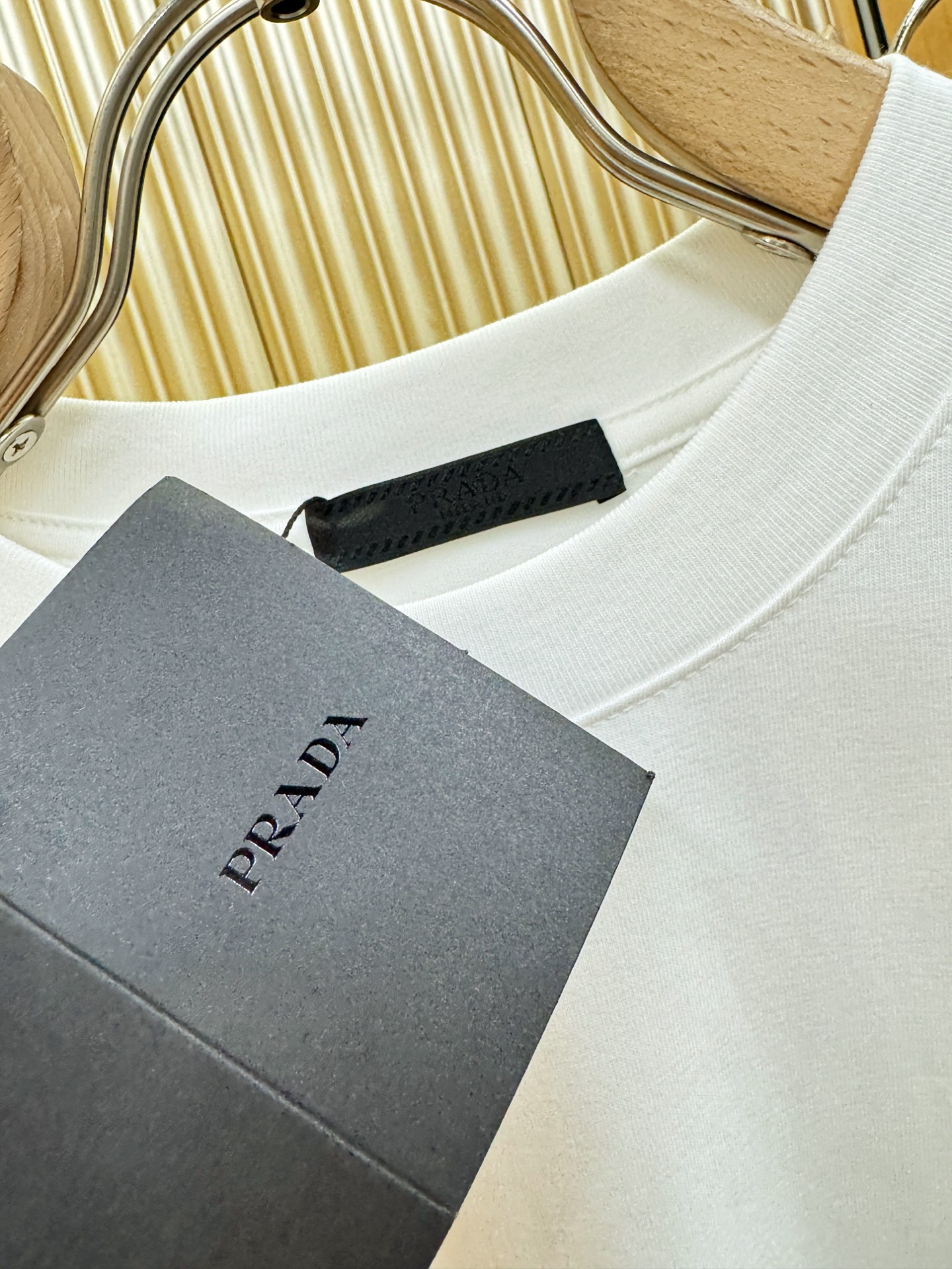 PRADA普拉达 2026新款短袖T恤！男女同款！走秀图案时尚休闲短袖T恤衫！设计logo设计！极具设计