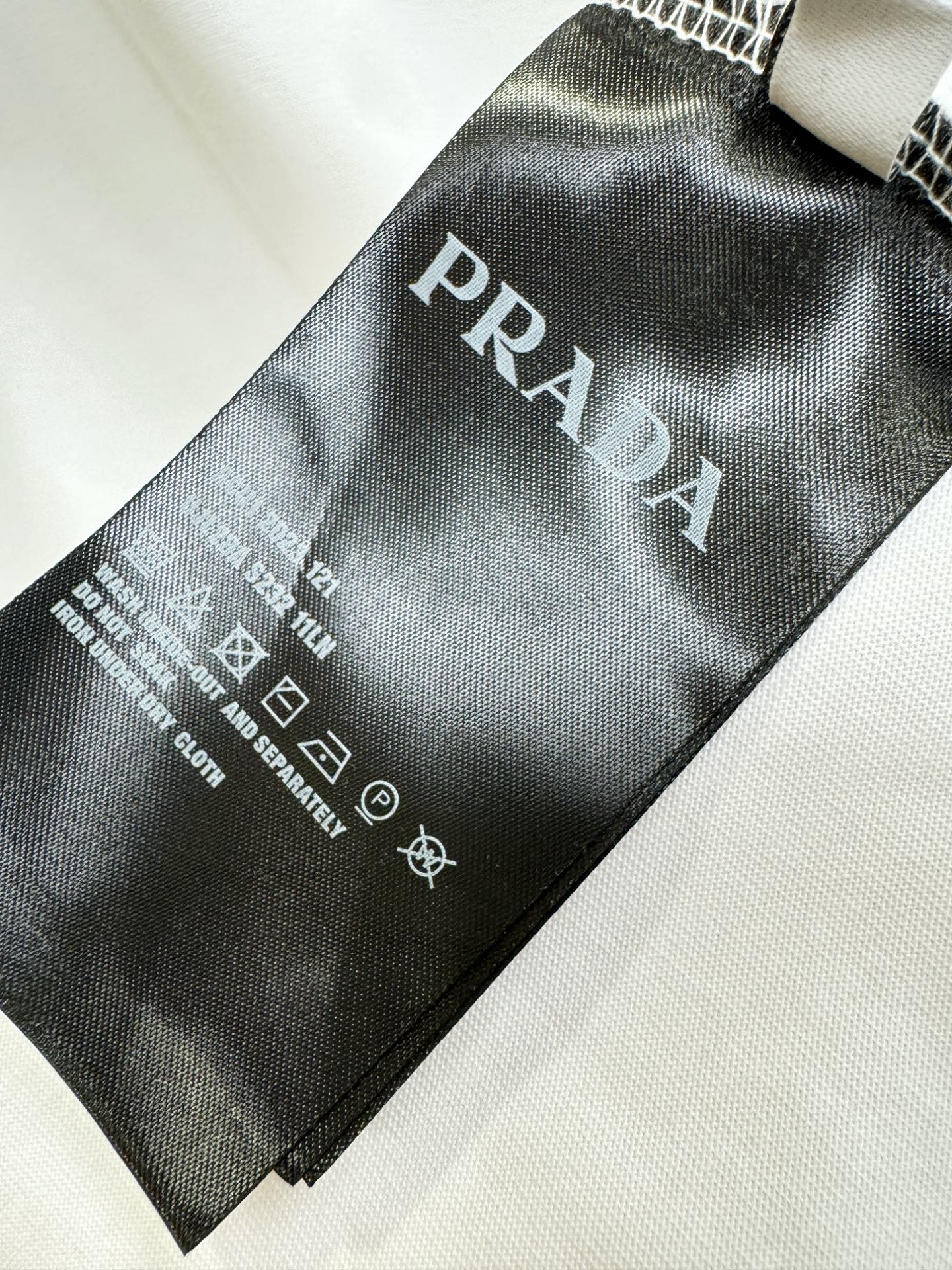 PRADA普拉达 2026新款短袖T恤！男女同款！走秀图案时尚休闲短袖T恤衫！设计logo设计！极具设计