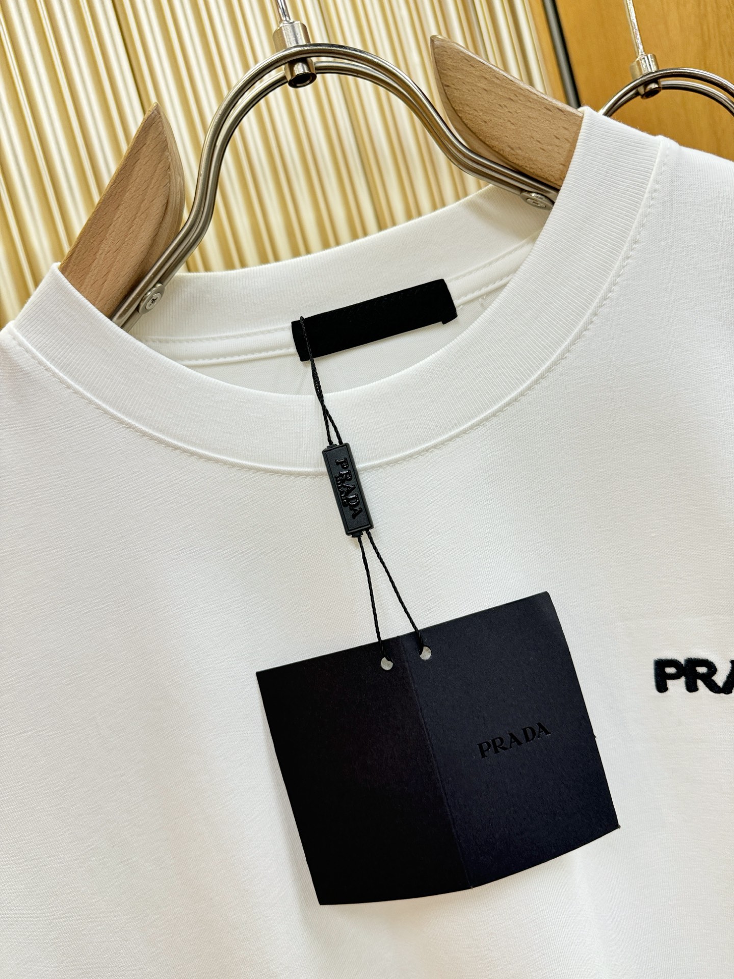 PRADA普拉达 2026新款短袖T恤！男女同款！走秀图案时尚休闲短袖T恤衫！设计logo设计！极具设计