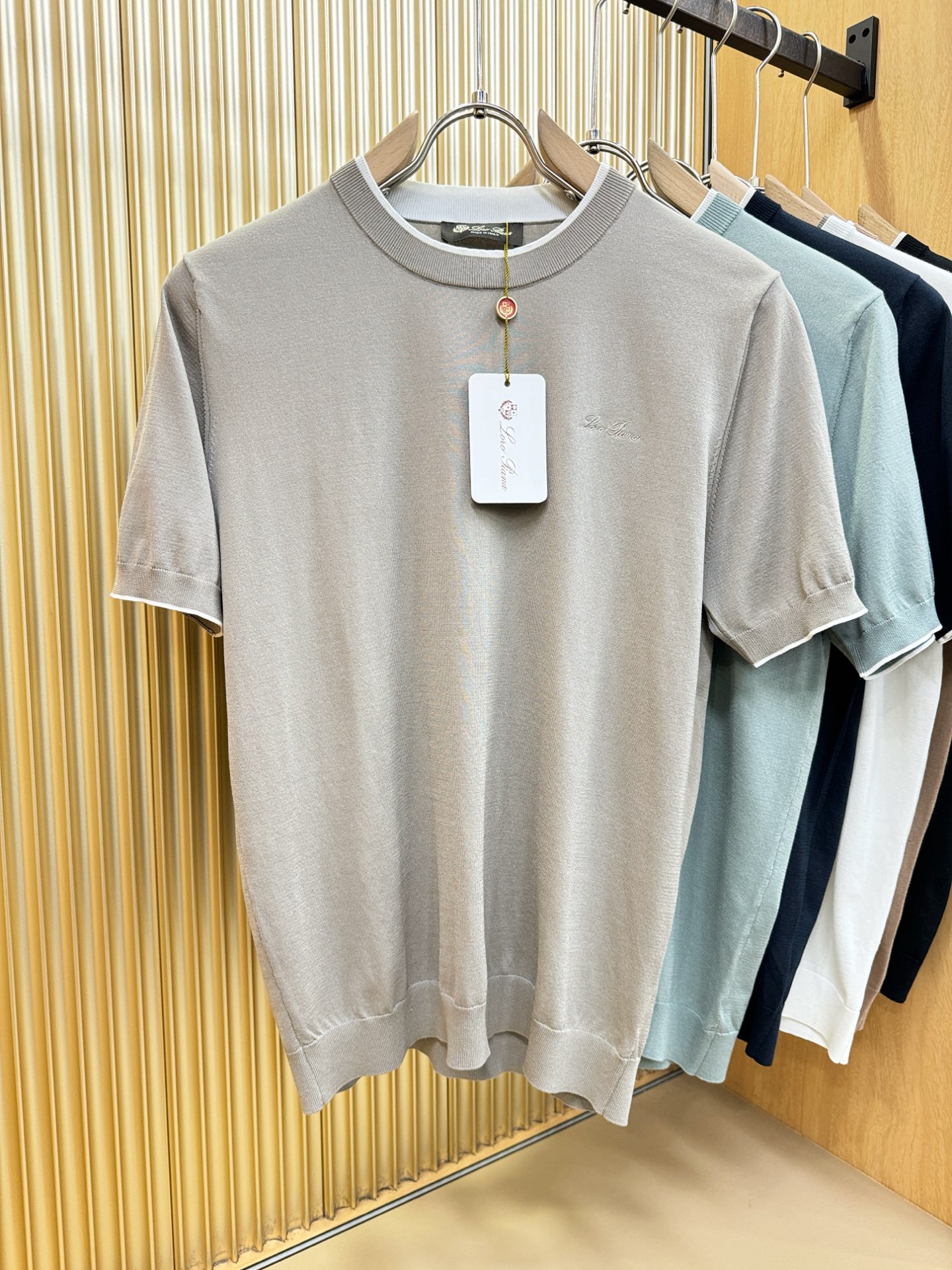 loro Piana诺悠翩雅 2026春夏新品针织短袖，进口针织面料，手感柔软。顶级进口私货，时尚设计潮