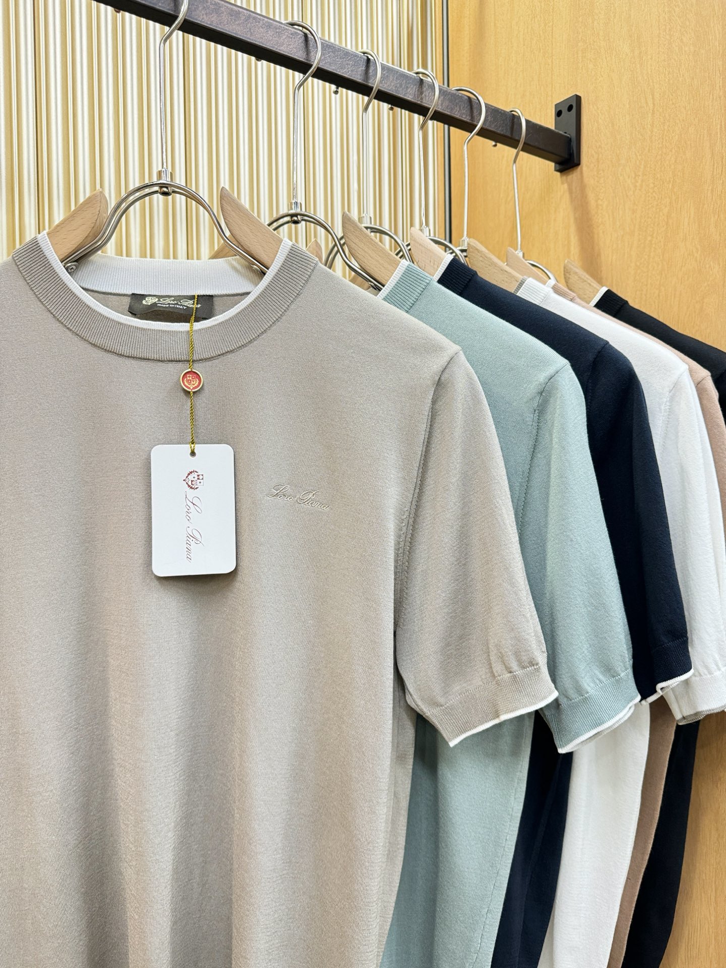 loro Piana诺悠翩雅 2026春夏新品针织短袖，进口针织面料，手感柔软。顶级进口私货，时尚设计潮