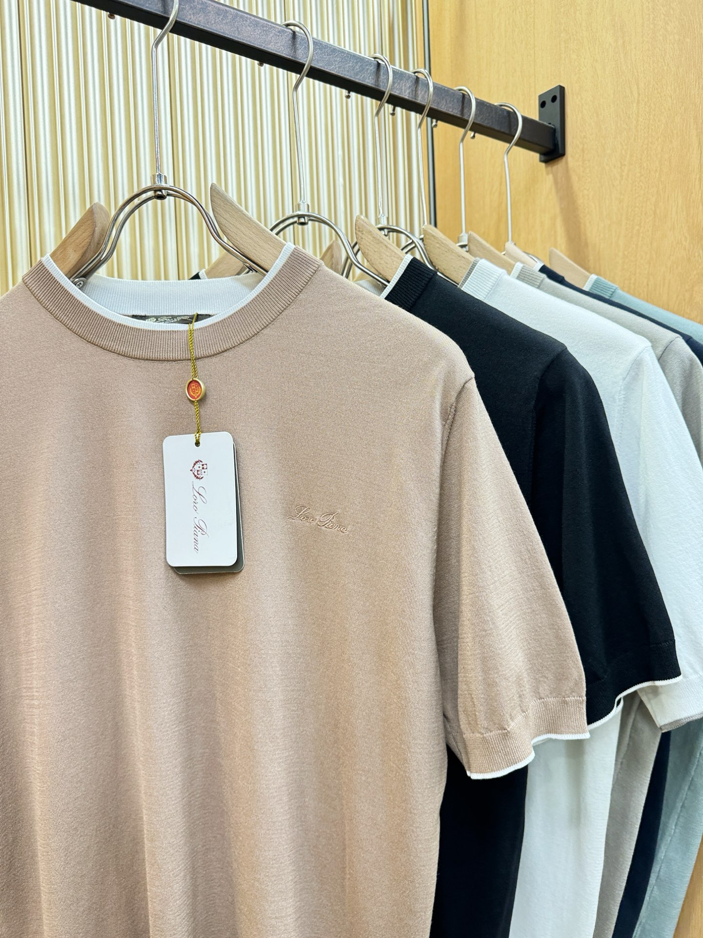 loro Piana诺悠翩雅 2026春夏新品针织短袖，进口针织面料，手感柔软。顶级进口私货，时尚设计潮