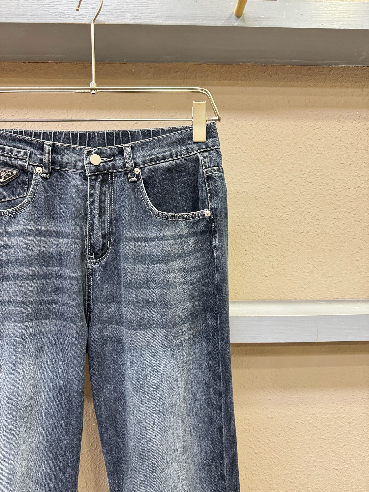 PRADA普拉达 专柜新品，原版牛仔裤 原版重工打造，品牌经典LOGO设计，三标齐全！原版五金辅料。专柜