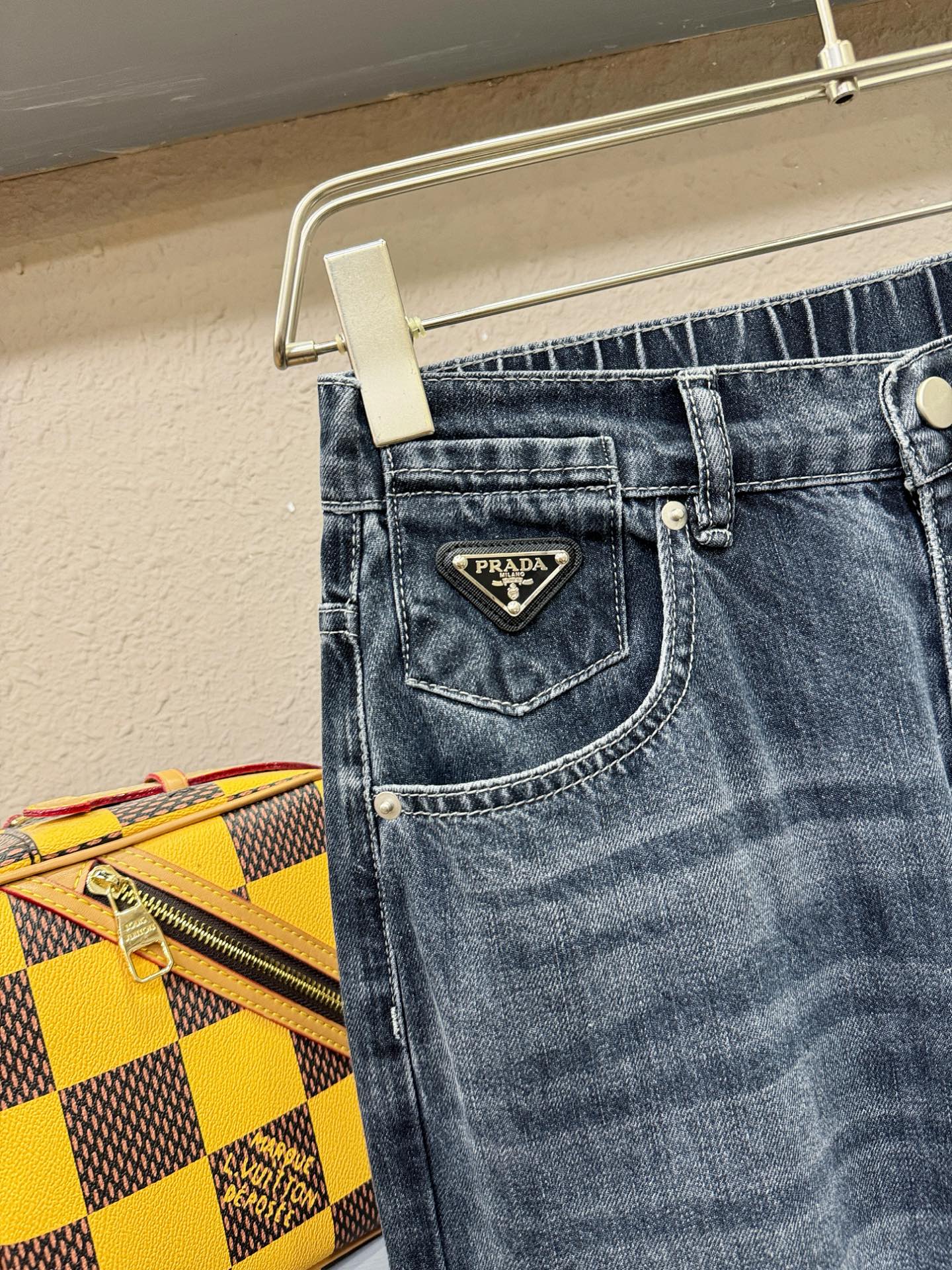 PRADA普拉达 专柜新品，原版牛仔裤 原版重工打造，品牌经典LOGO设计，三标齐全！原版五金辅料。专柜