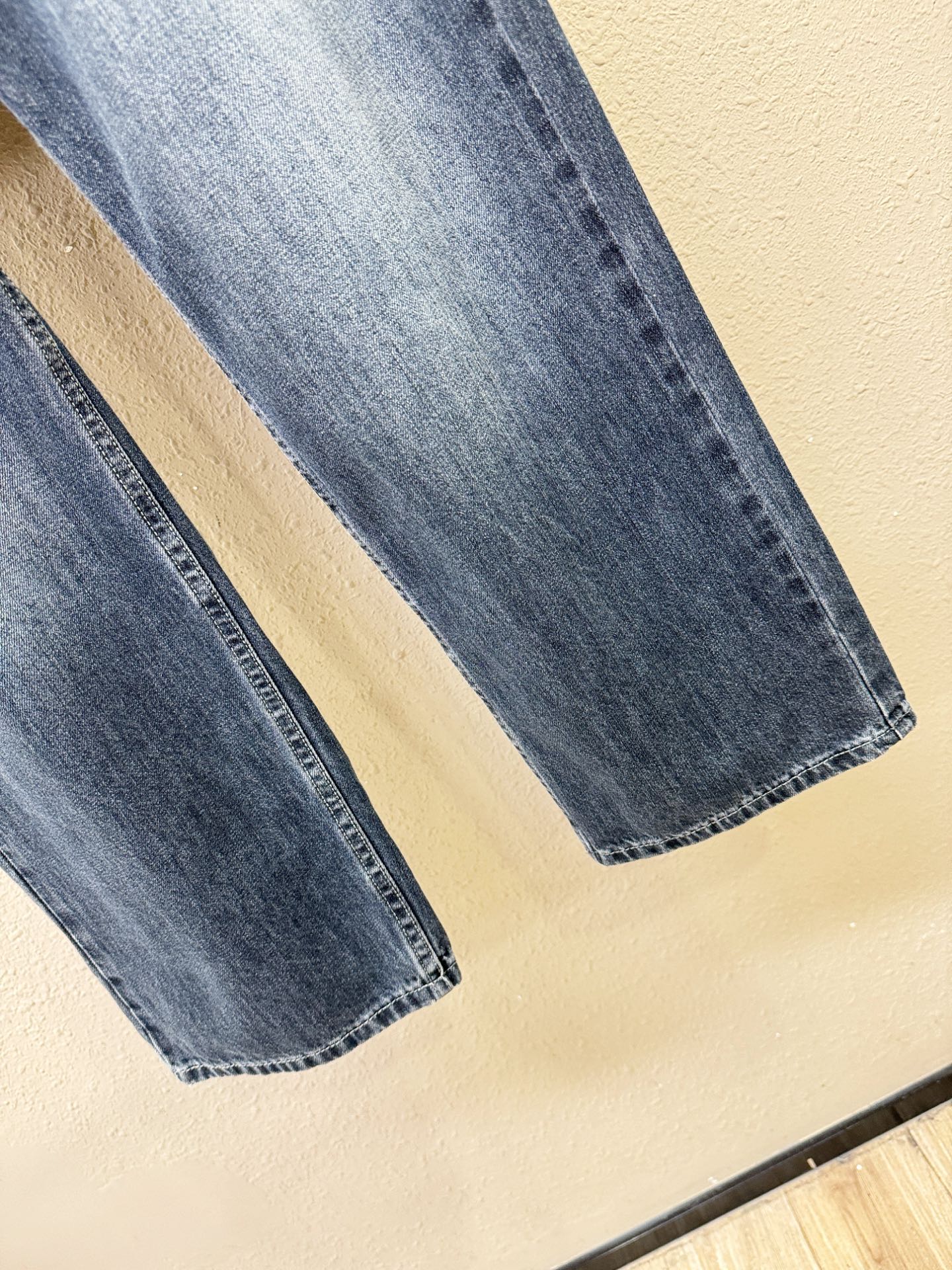 PRADA普拉达 专柜新品，原版牛仔裤 原版重工打造，品牌经典LOGO设计，三标齐全！原版五金辅料。专柜