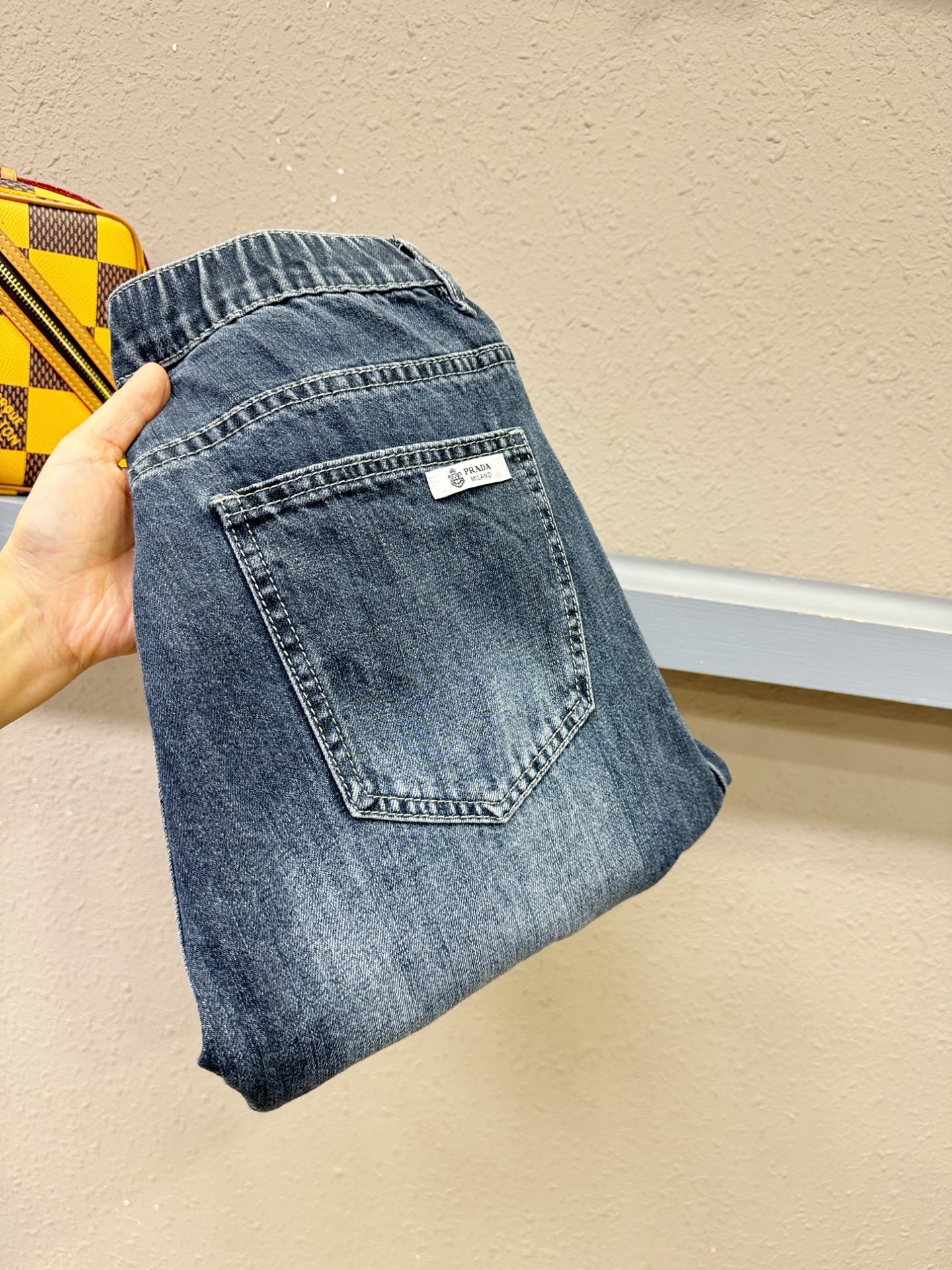 PRADA普拉达 专柜新品，原版牛仔裤 原版重工打造，品牌经典LOGO设计，三标齐全！原版五金辅料。专柜