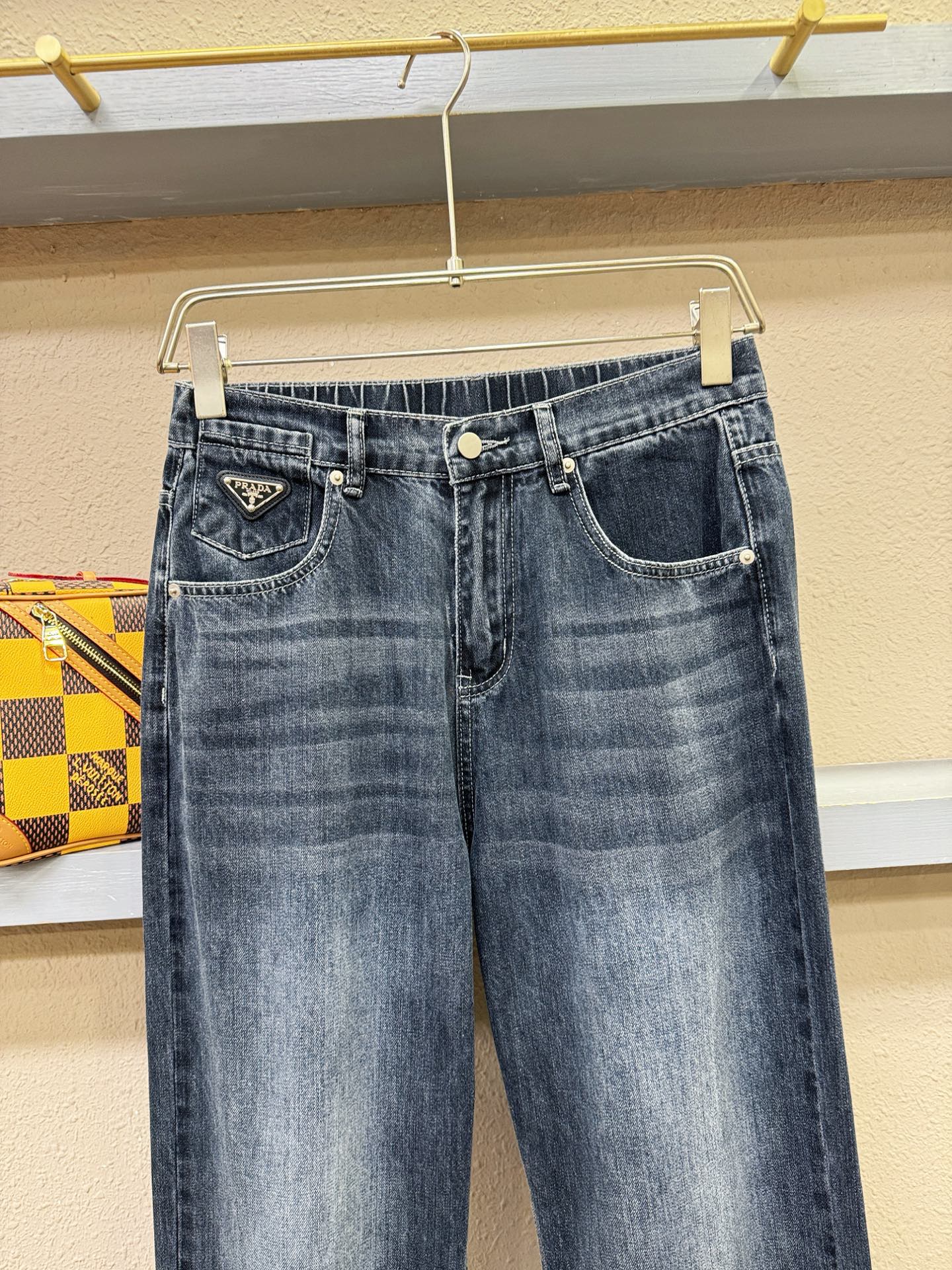 PRADA普拉达 专柜新品，原版牛仔裤 原版重工打造，品牌经典LOGO设计，三标齐全！原版五金辅料。专柜