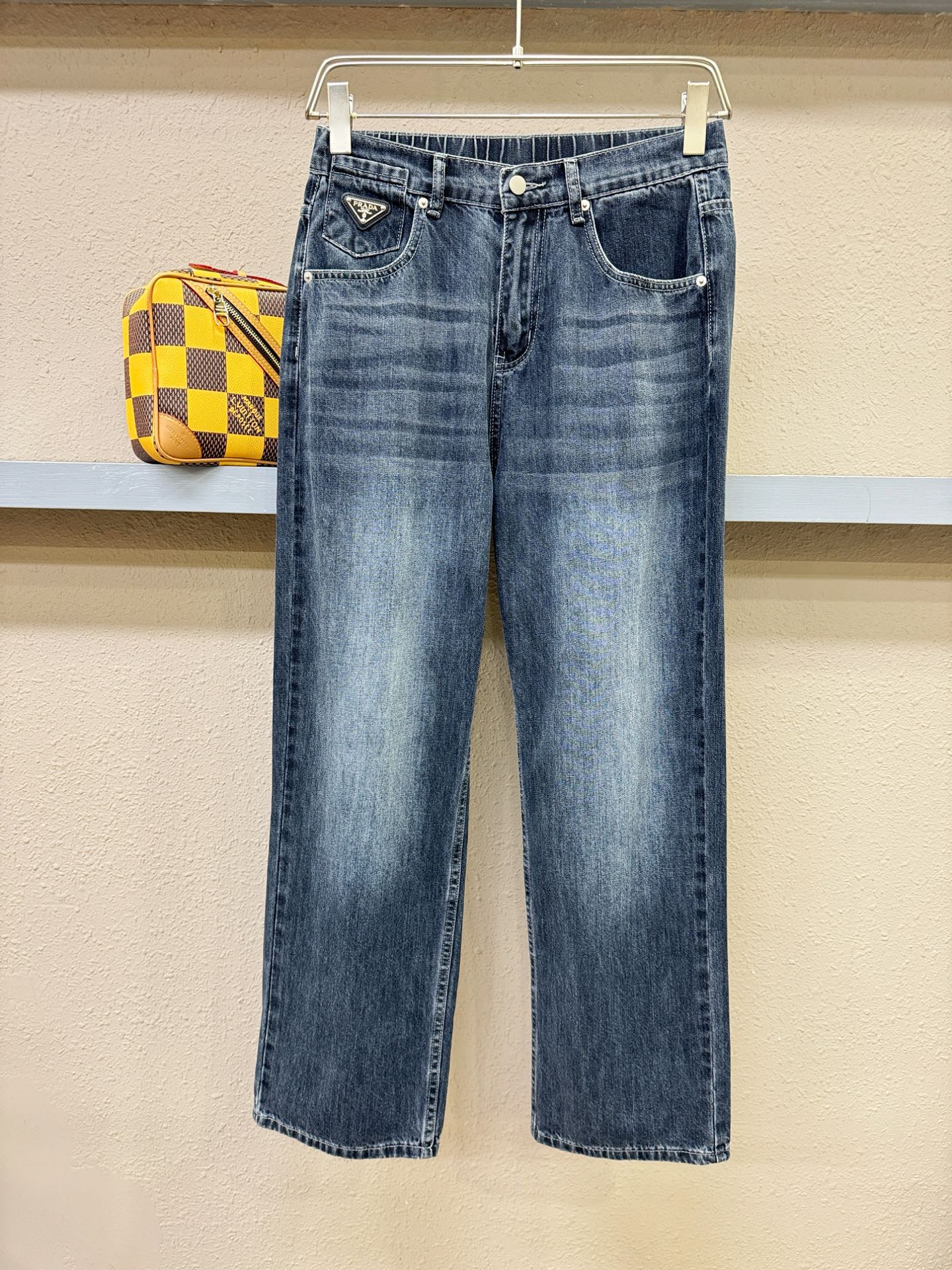 PRADA普拉达 专柜新品，原版牛仔裤 原版重工打造，品牌经典LOGO设计，三标齐全！原版五金辅料。专柜