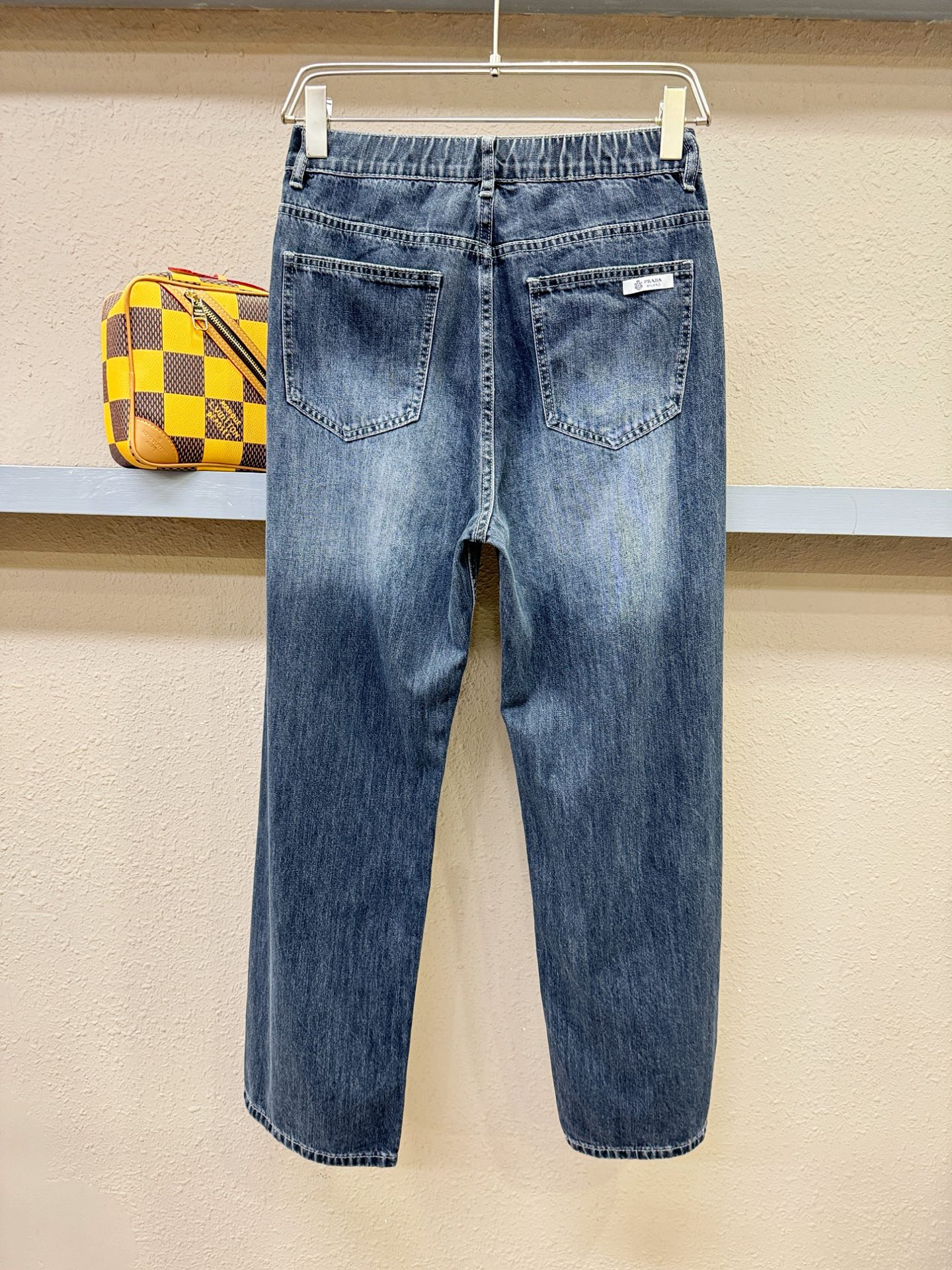 PRADA普拉达 专柜新品，原版牛仔裤 原版重工打造，品牌经典LOGO设计，三标齐全！原版五金辅料。专柜