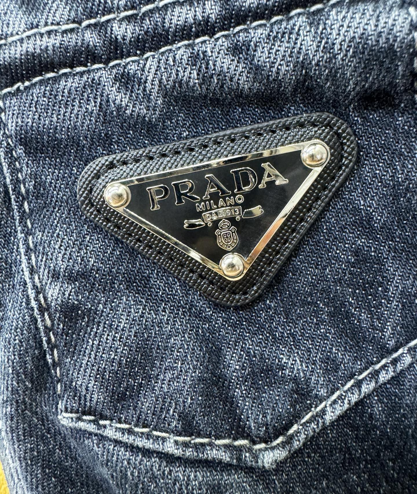 PRADA普拉达 专柜新品，原版牛仔裤 原版重工打造，品牌经典LOGO设计，三标齐全！原版五金辅料。专柜