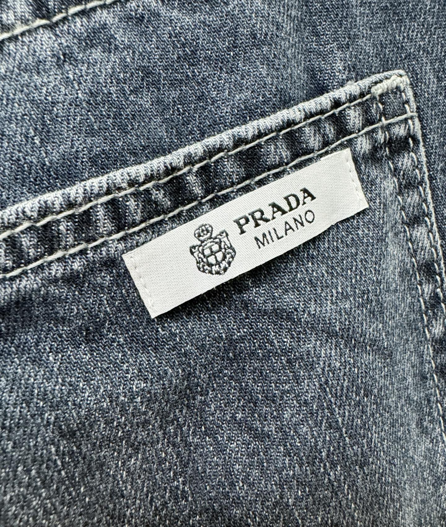 PRADA普拉达 专柜新品，原版牛仔裤 原版重工打造，品牌经典LOGO设计，三标齐全！原版五金辅料。专柜