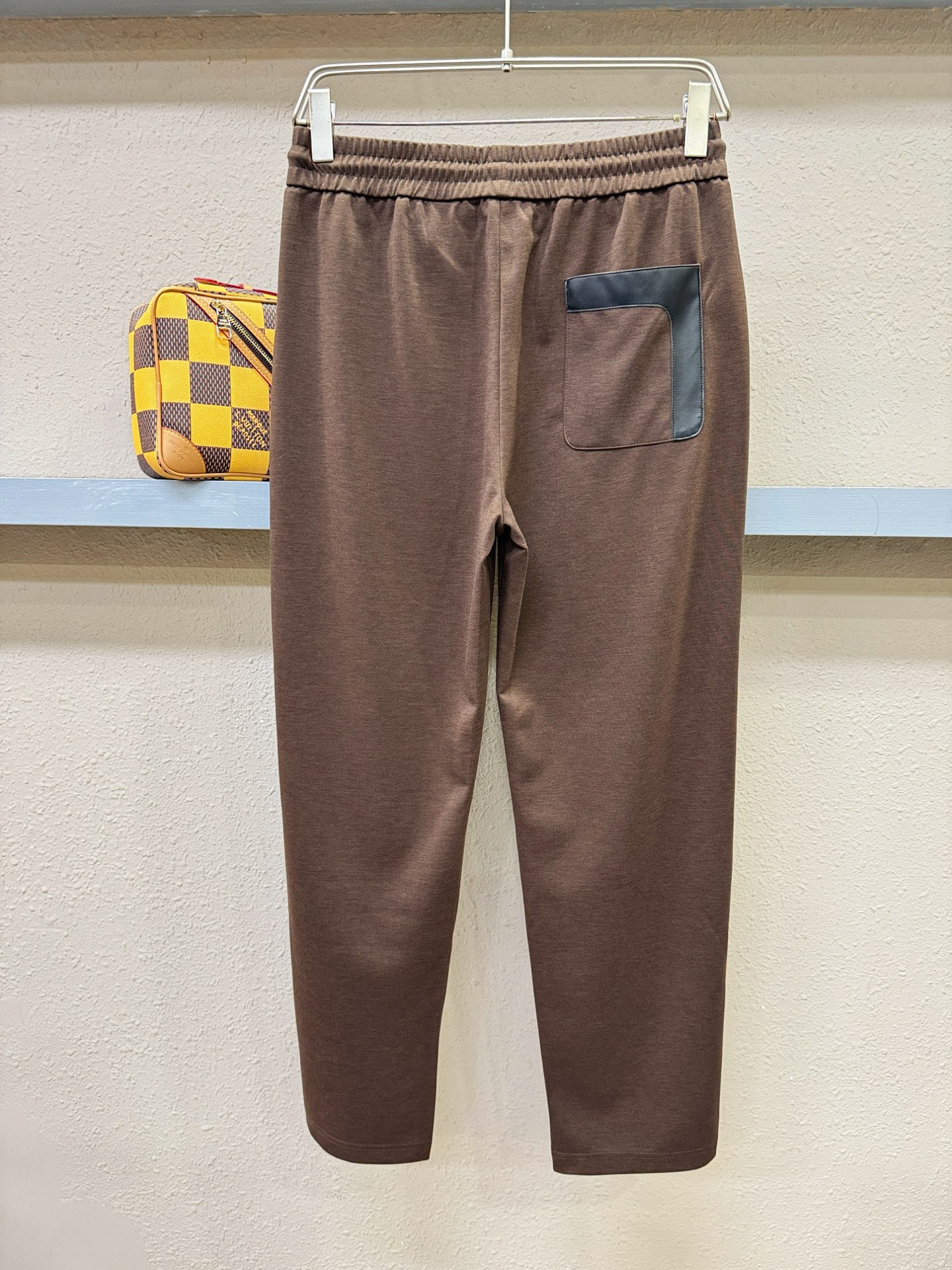 Hermès爱马仕 新品休闲裤，选用欧洲进口面料，柔软舒适有质感，原版五金配件，非常炫酷，细节处理精致，