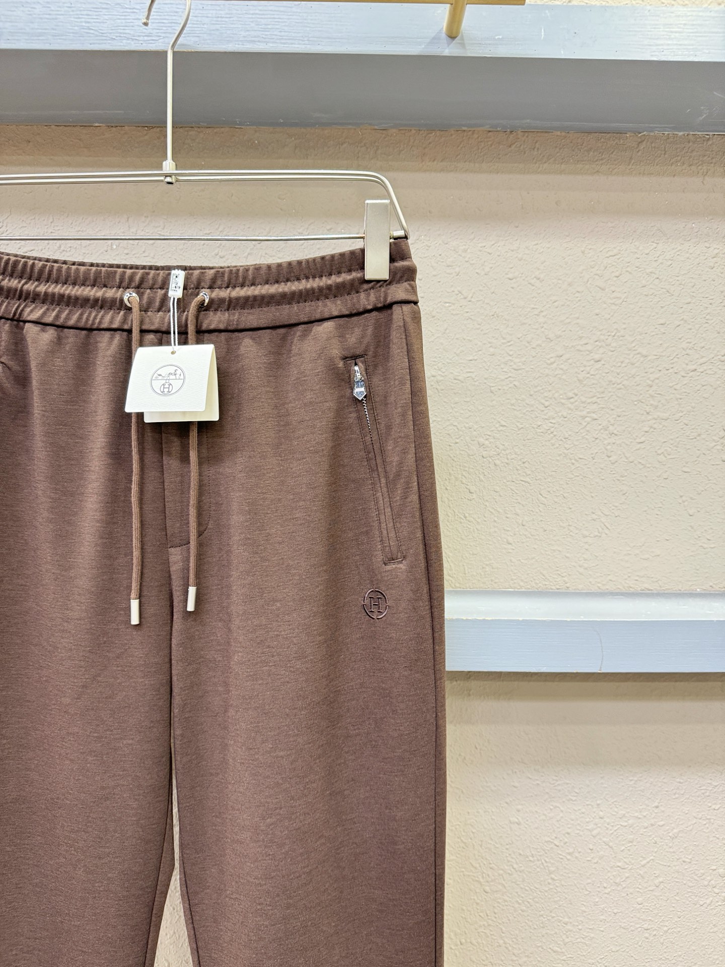 Hermès爱马仕 新品休闲裤，选用欧洲进口面料，柔软舒适有质感，原版五金配件，非常炫酷，细节处理精致，