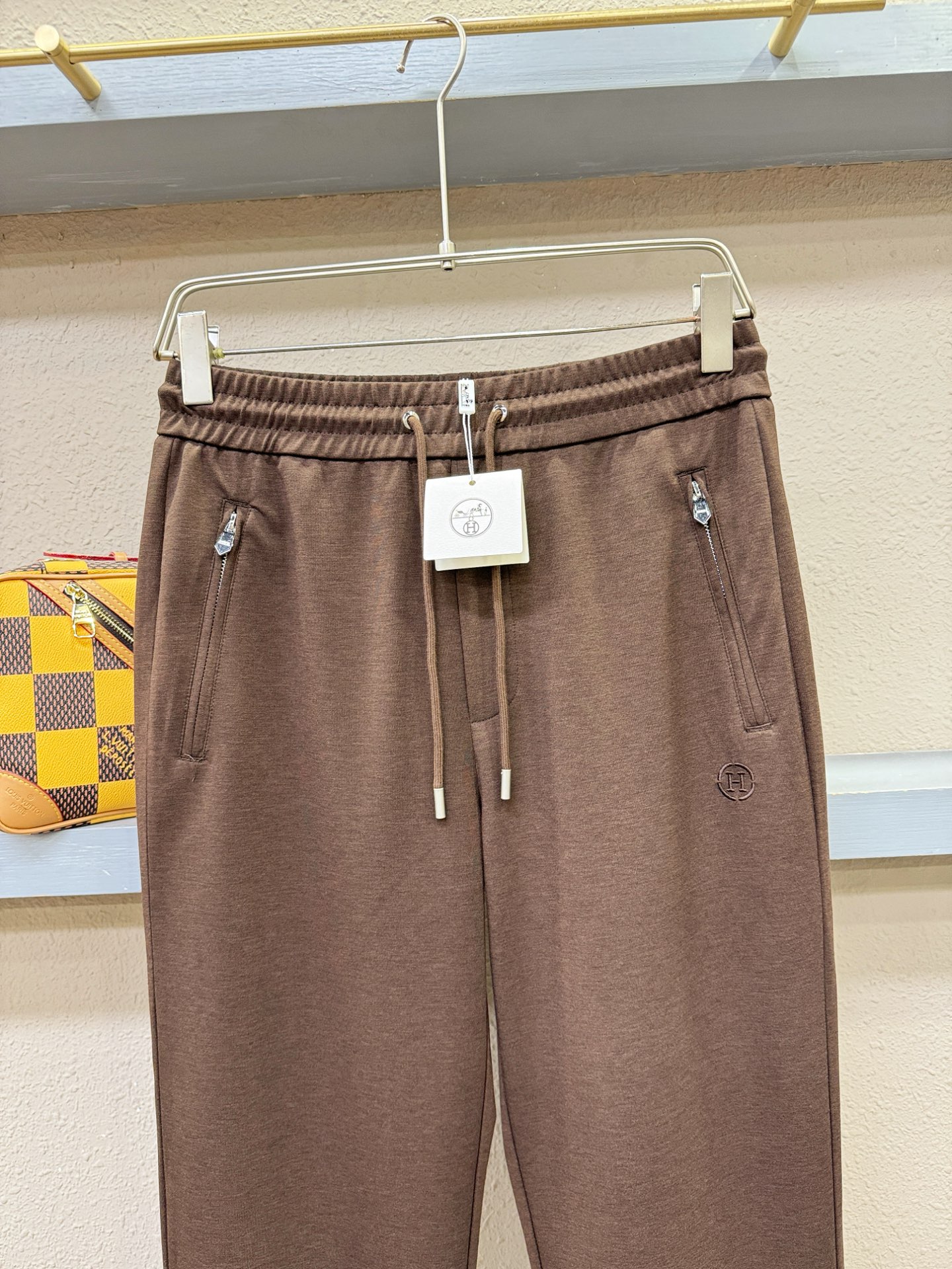 Hermès爱马仕 新品休闲裤，选用欧洲进口面料，柔软舒适有质感，原版五金配件，非常炫酷，细节处理精致，