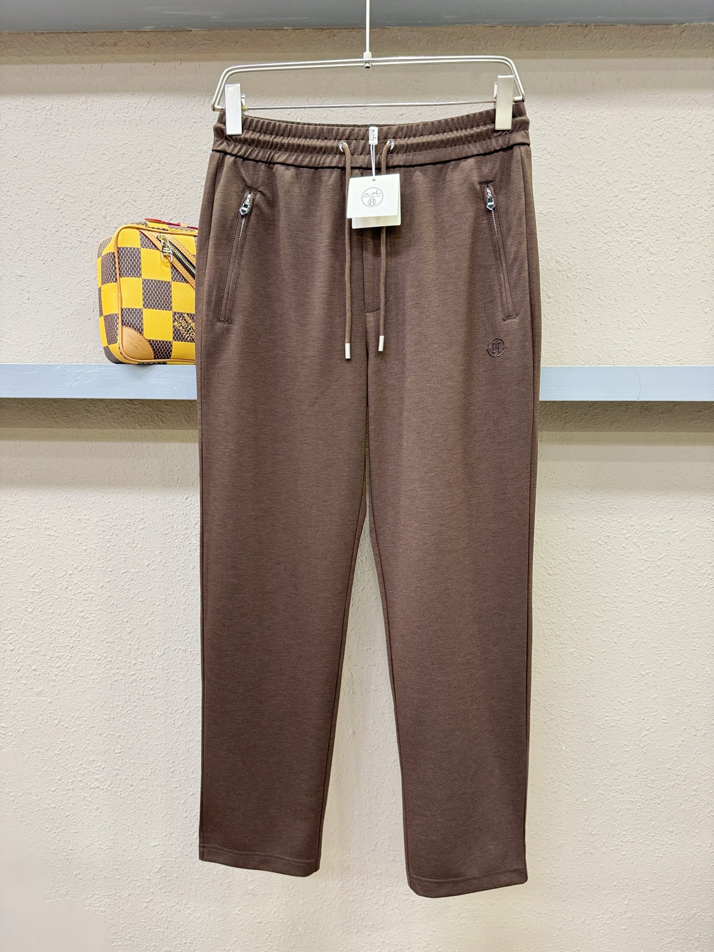 Hermès爱马仕 新品休闲裤，选用欧洲进口面料，柔软舒适有质感，原版五金配件，非常炫酷，细节处理精致，