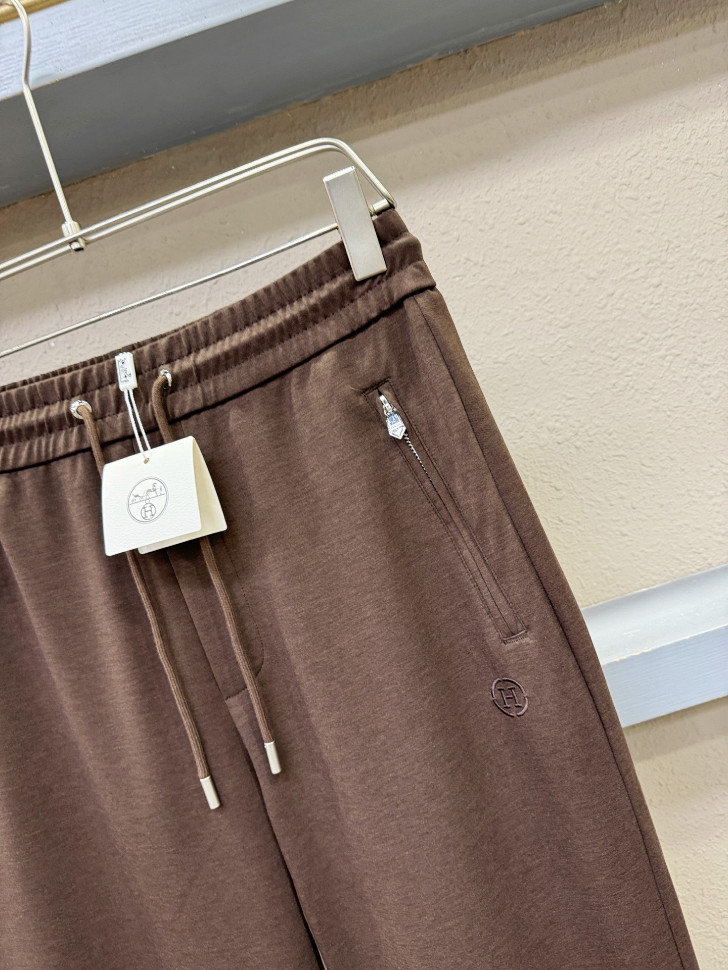 Hermès爱马仕 新品休闲裤，选用欧洲进口面料，柔软舒适有质感，原版五金配件，非常炫酷，细节处理精致，