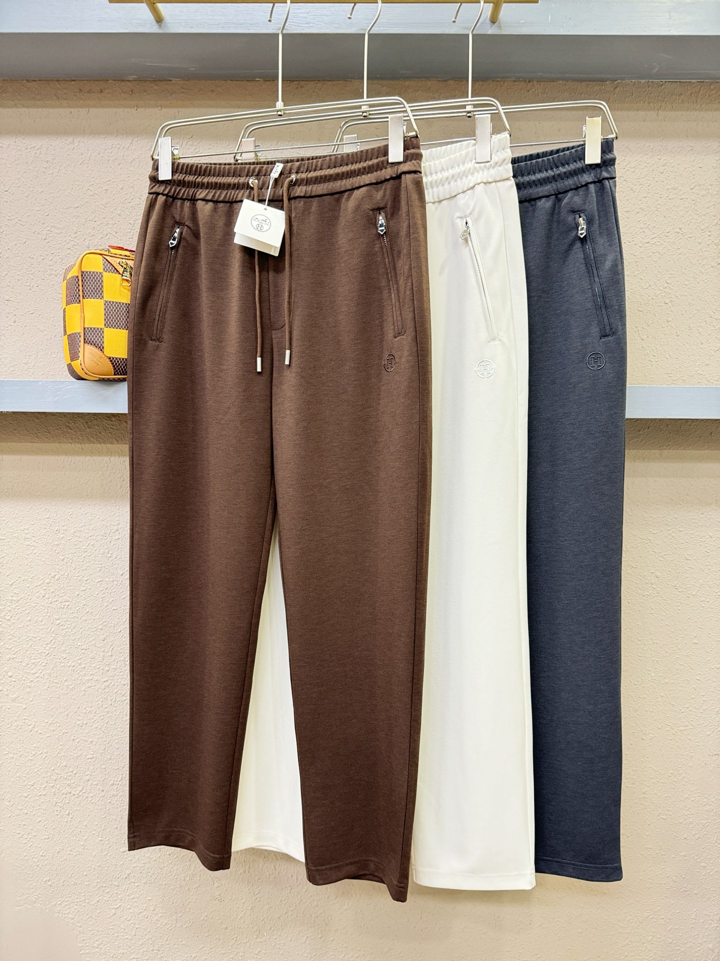 Hermès爱马仕 新品休闲裤，选用欧洲进口面料，柔软舒适有质感，原版五金配件，非常炫酷，细节处理精致，
